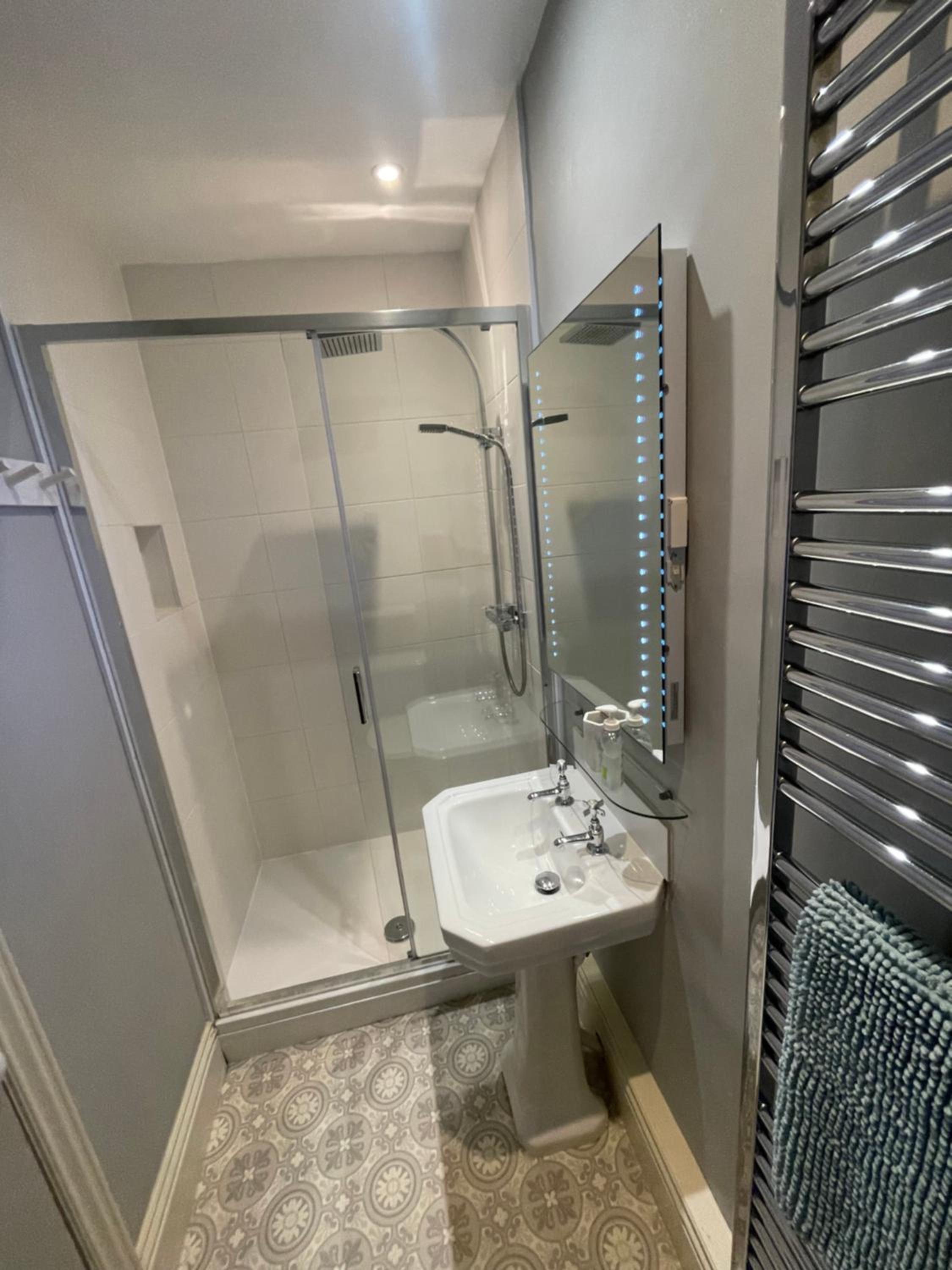 King Room with En Suite Shower photo 2