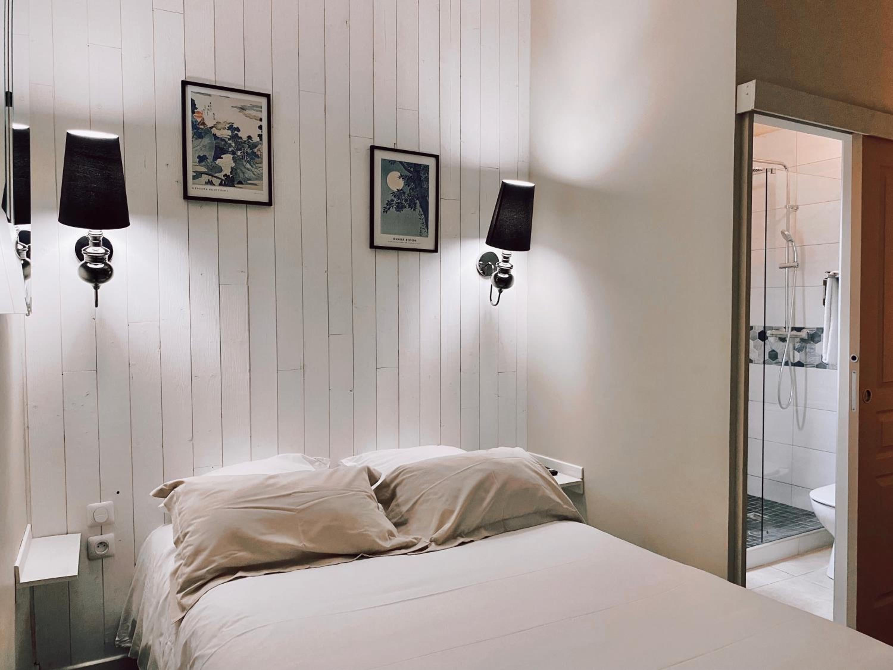 Standard Double Room - Photo 9
