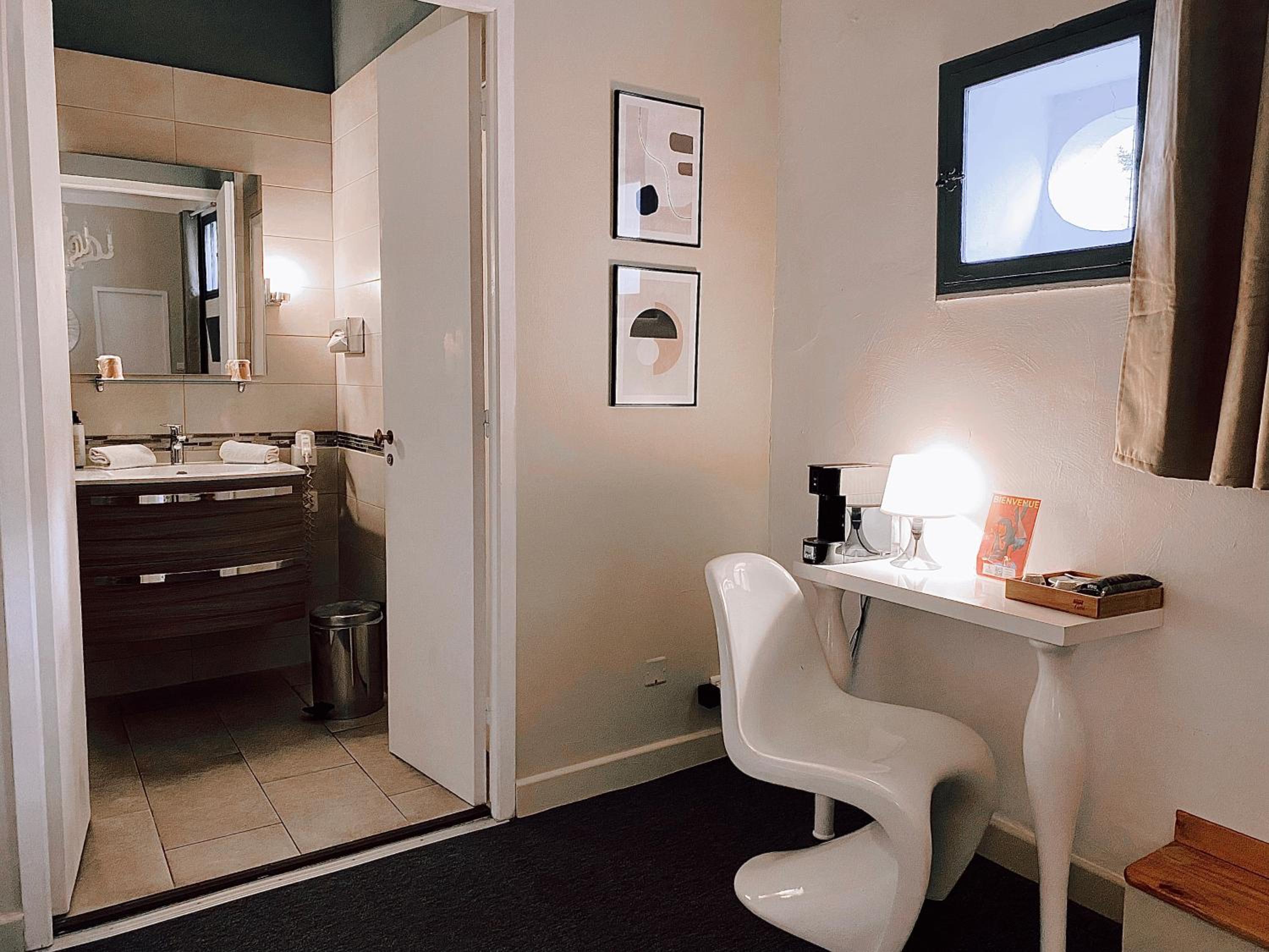 Standard Double Room - Photo 11