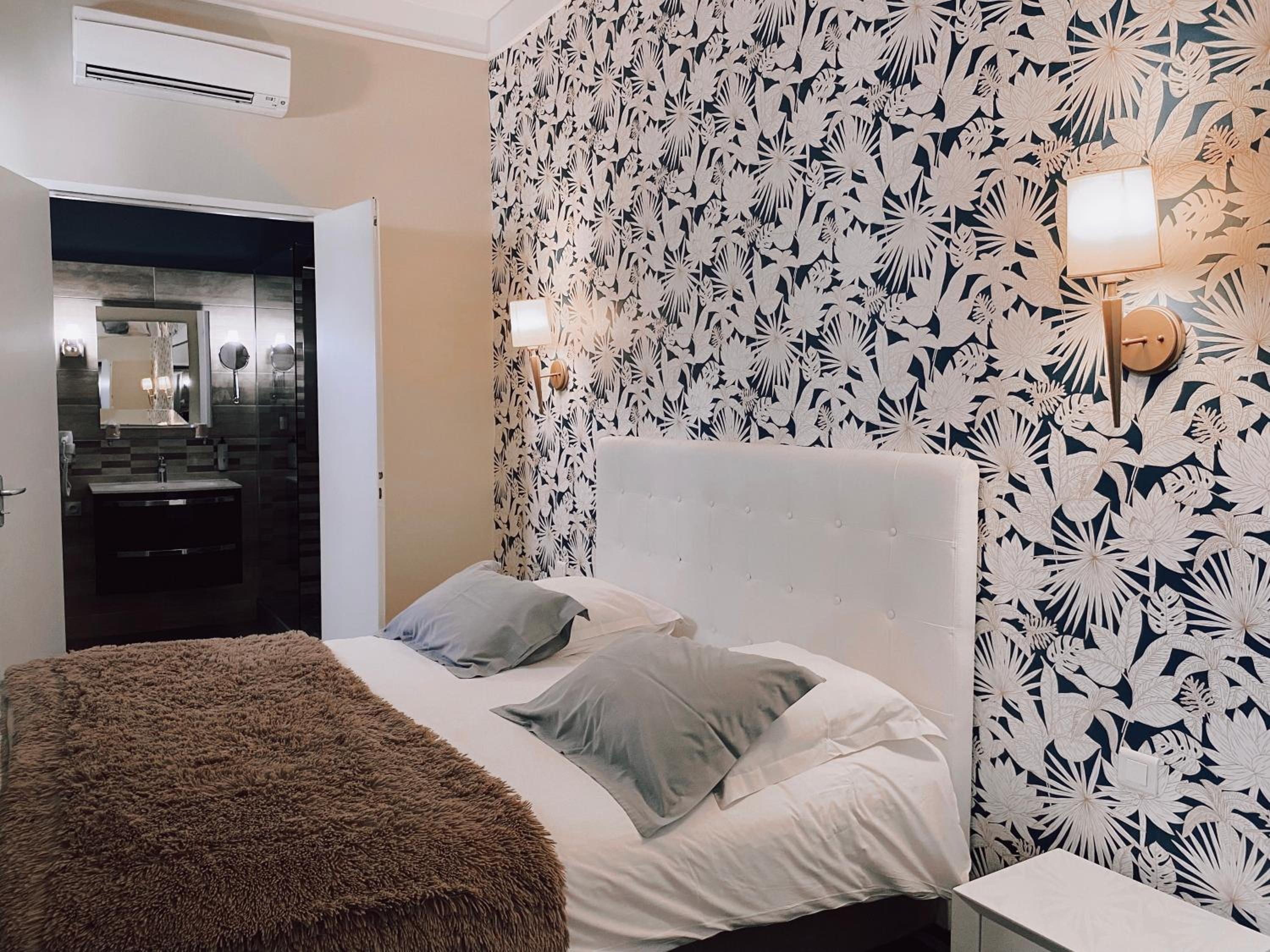 Standard Double Room - Photo 8