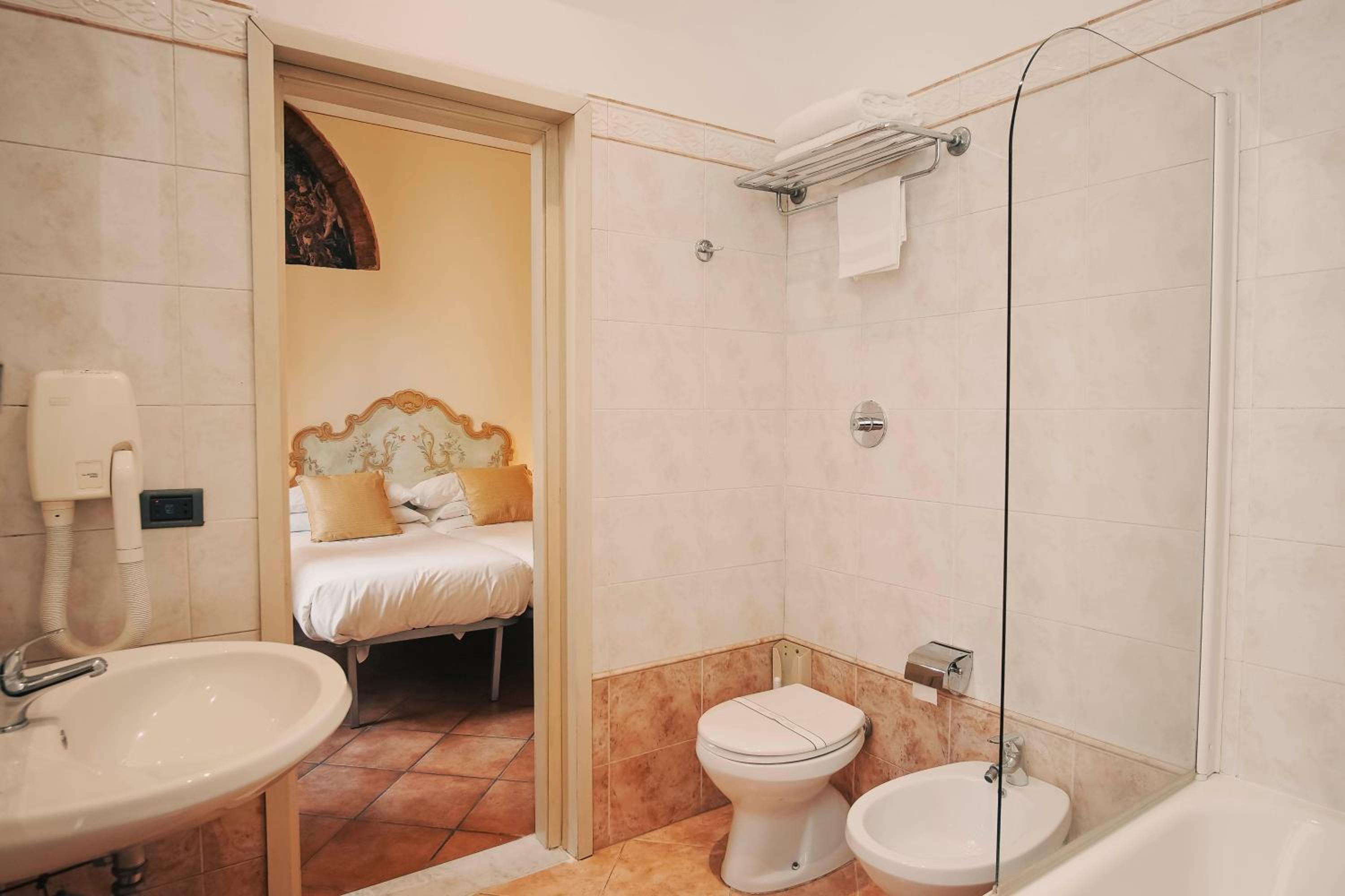 Standard Double or Twin Room - Photo 7