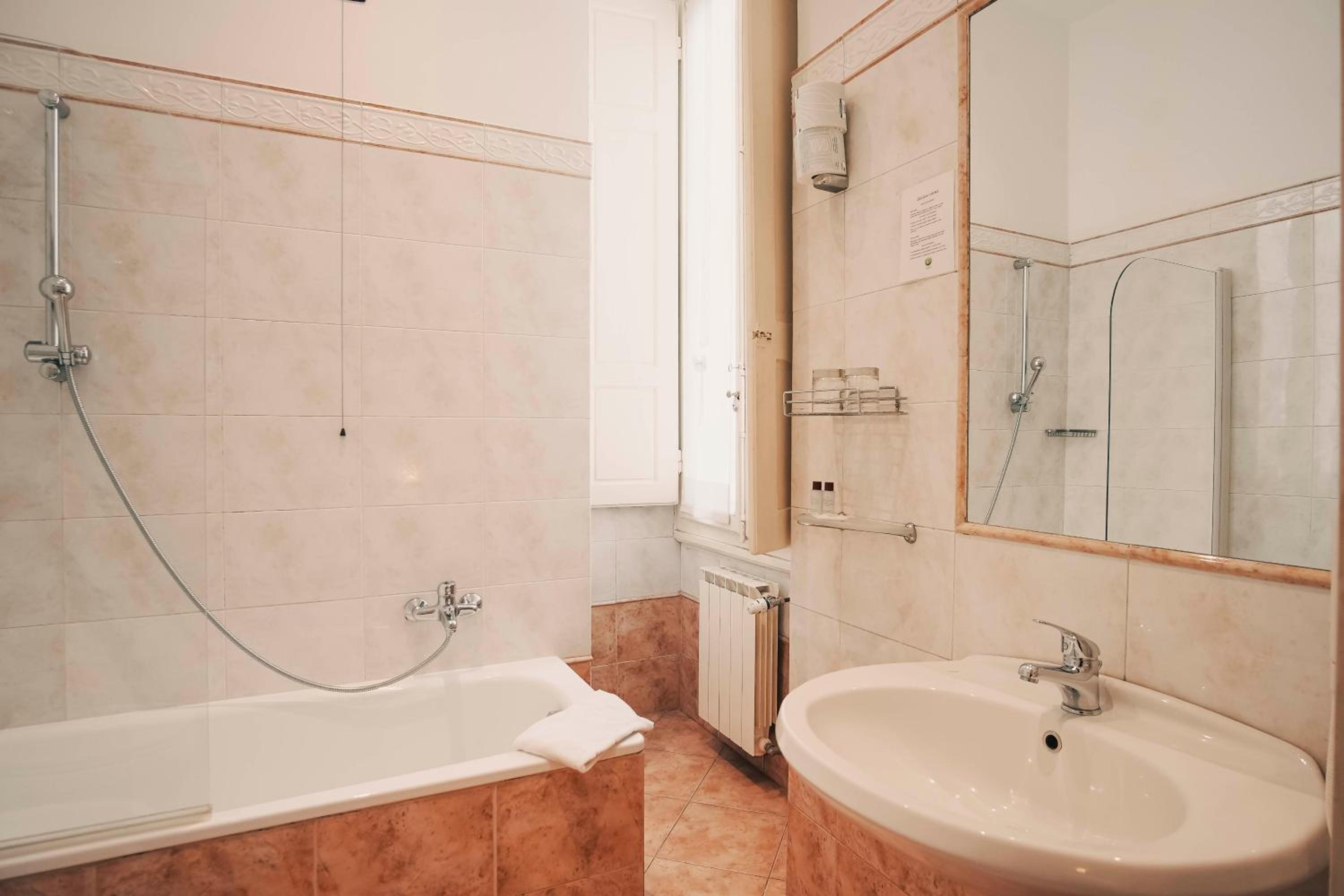 Standard Double or Twin Room - Photo 14