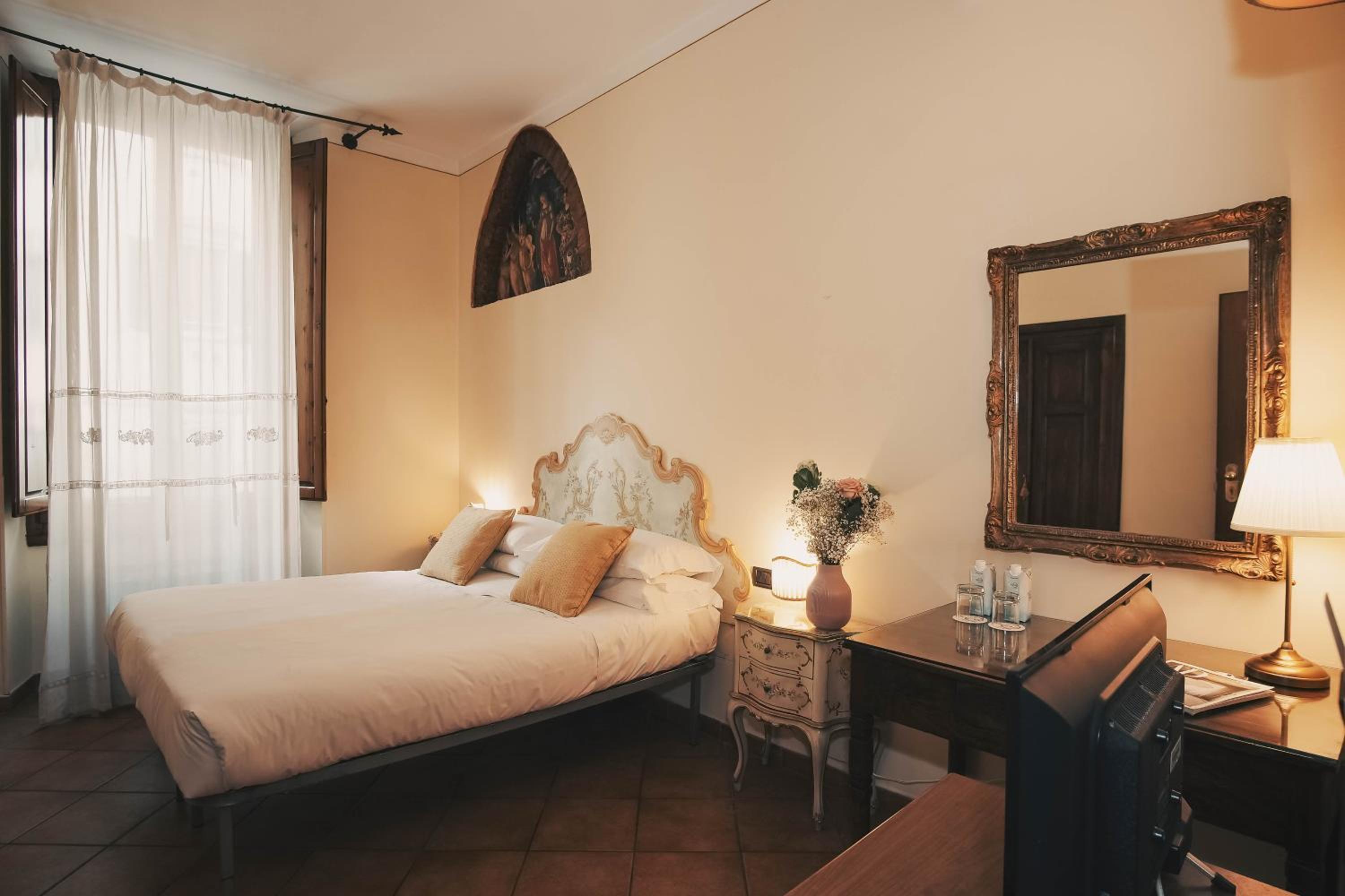 Standard Double or Twin Room - Photo 12
