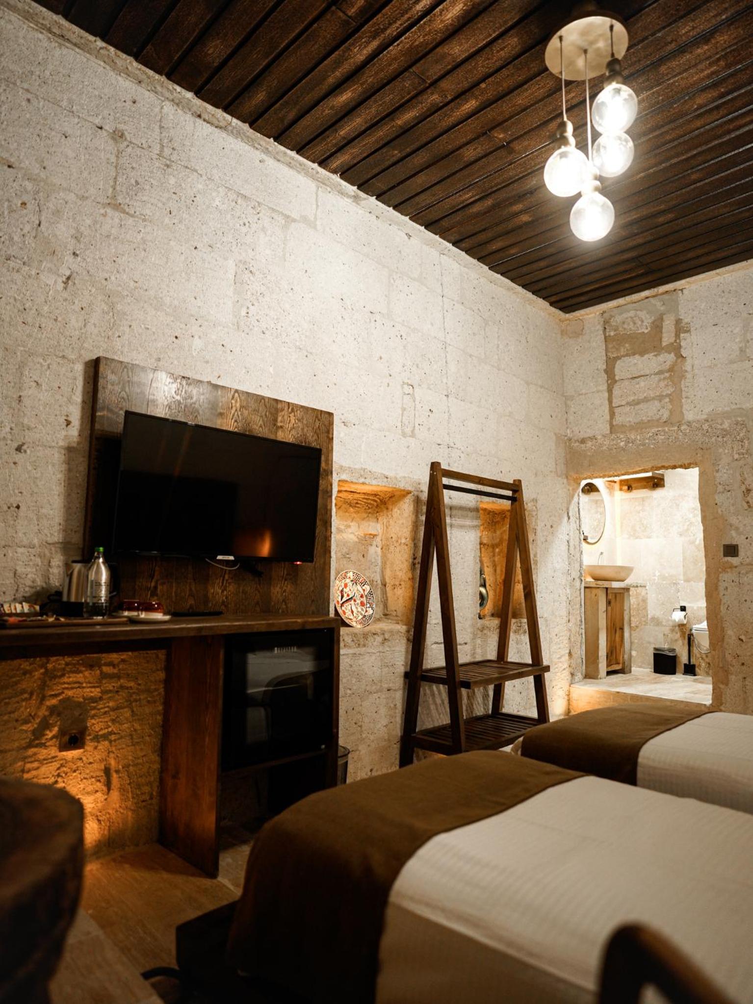 Standard Double Room - Photo 8