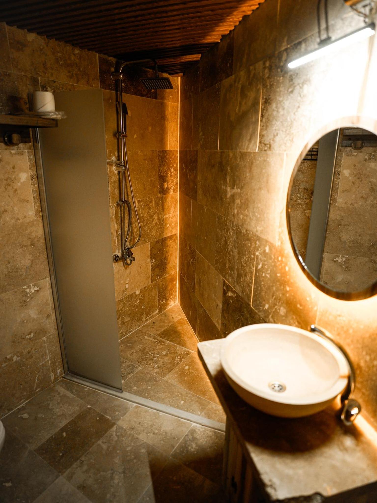Standard Double Room - Photo 19