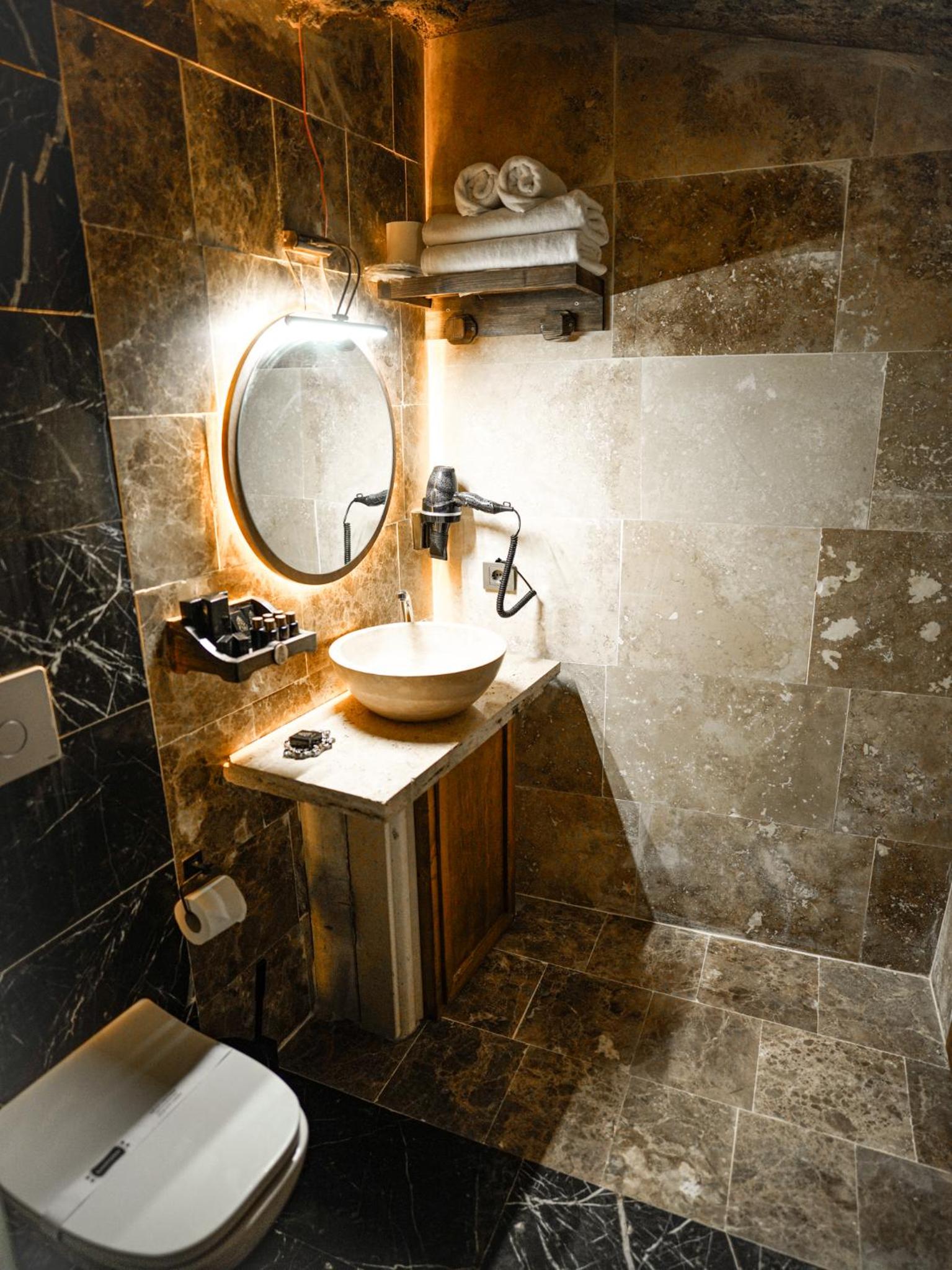 Deluxe Room - Photo 12