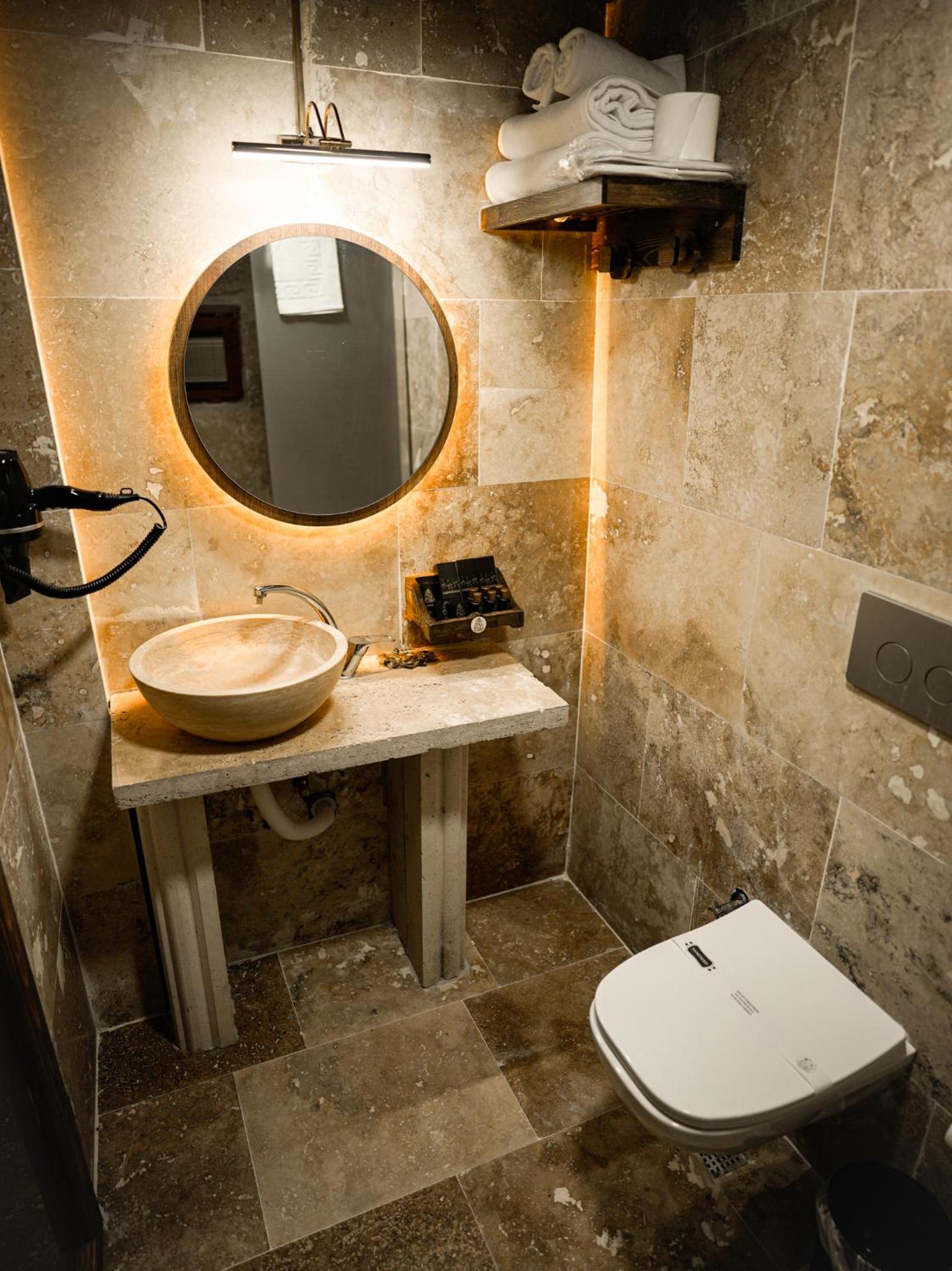Deluxe Suite - Photo 11