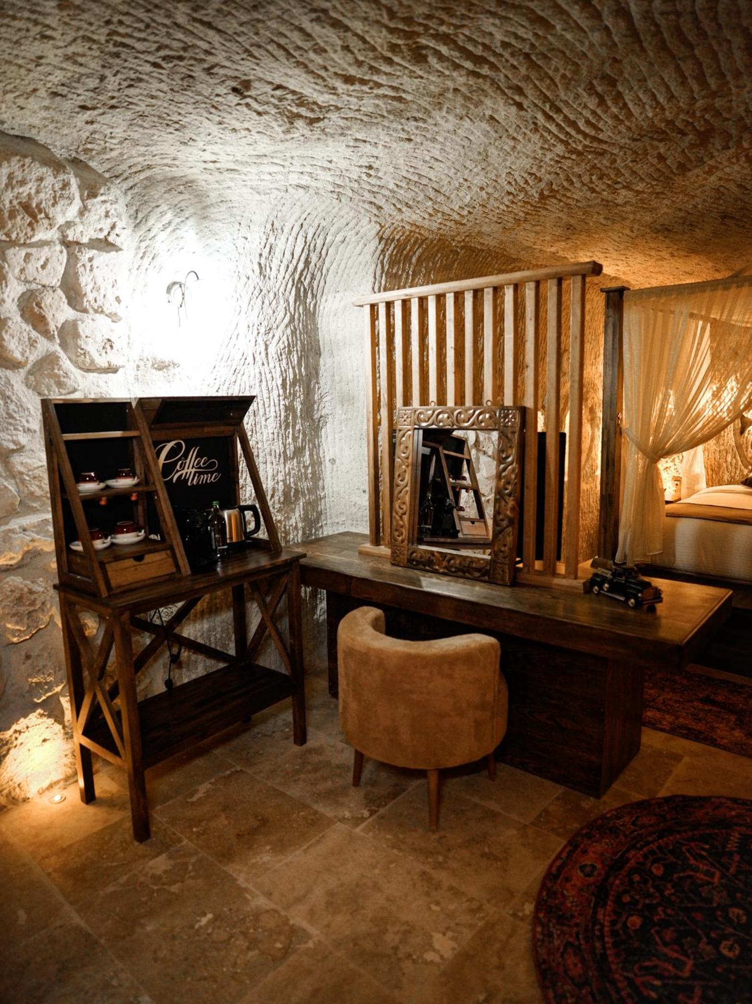 Deluxe Suite - Photo 13