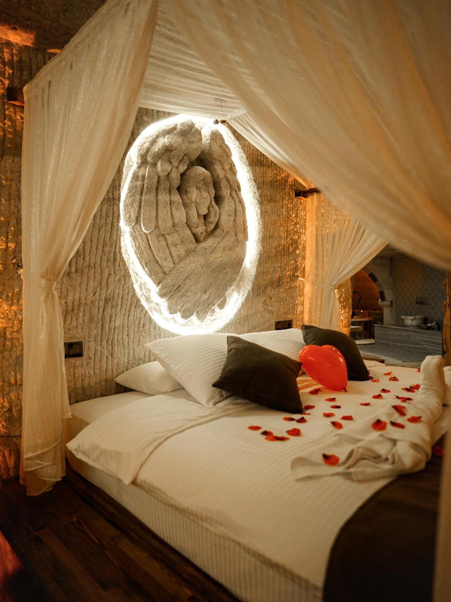 King Suite with Spa Bath - Photo 1