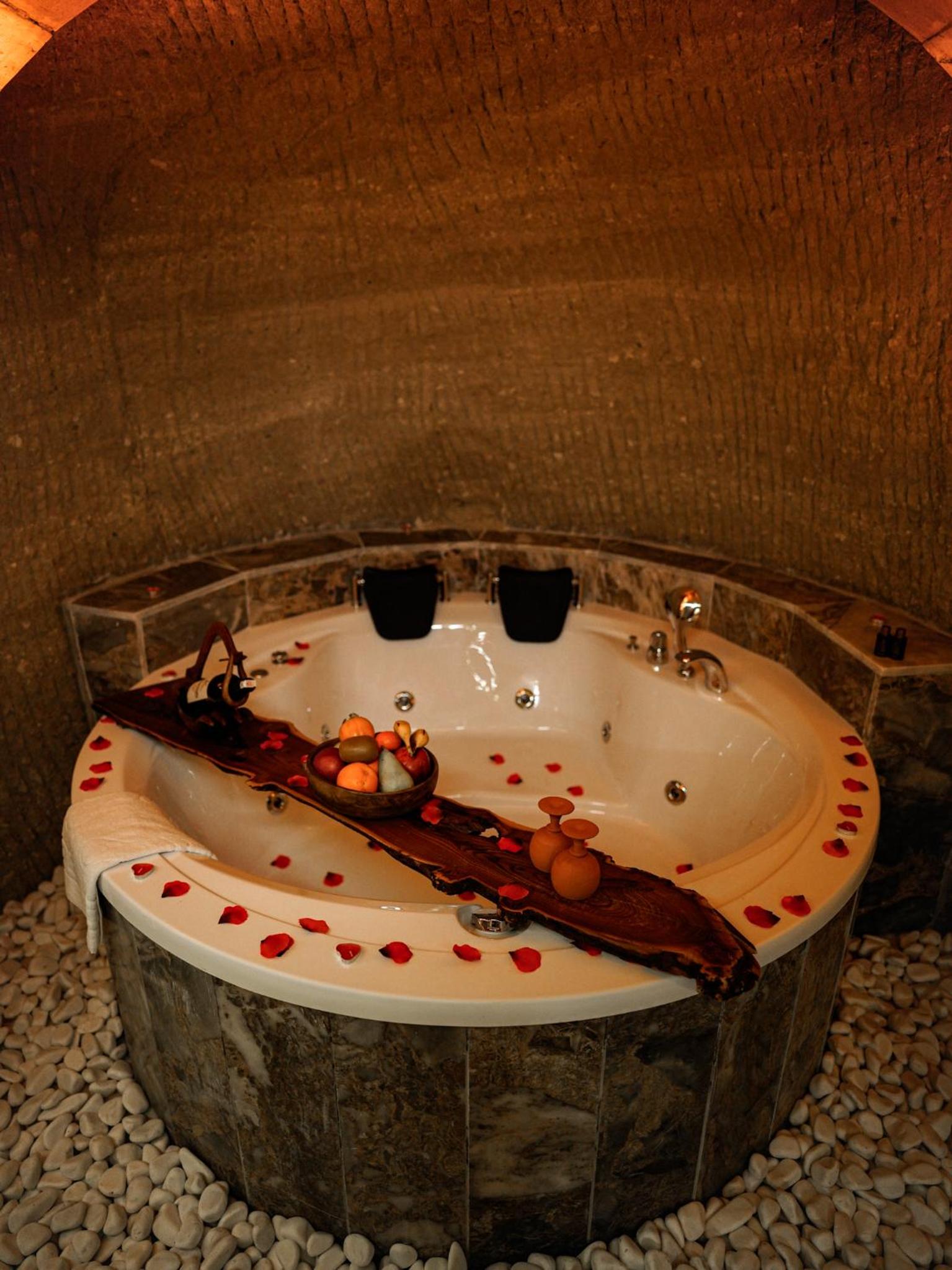 King Suite with Spa Bath - Photo 7