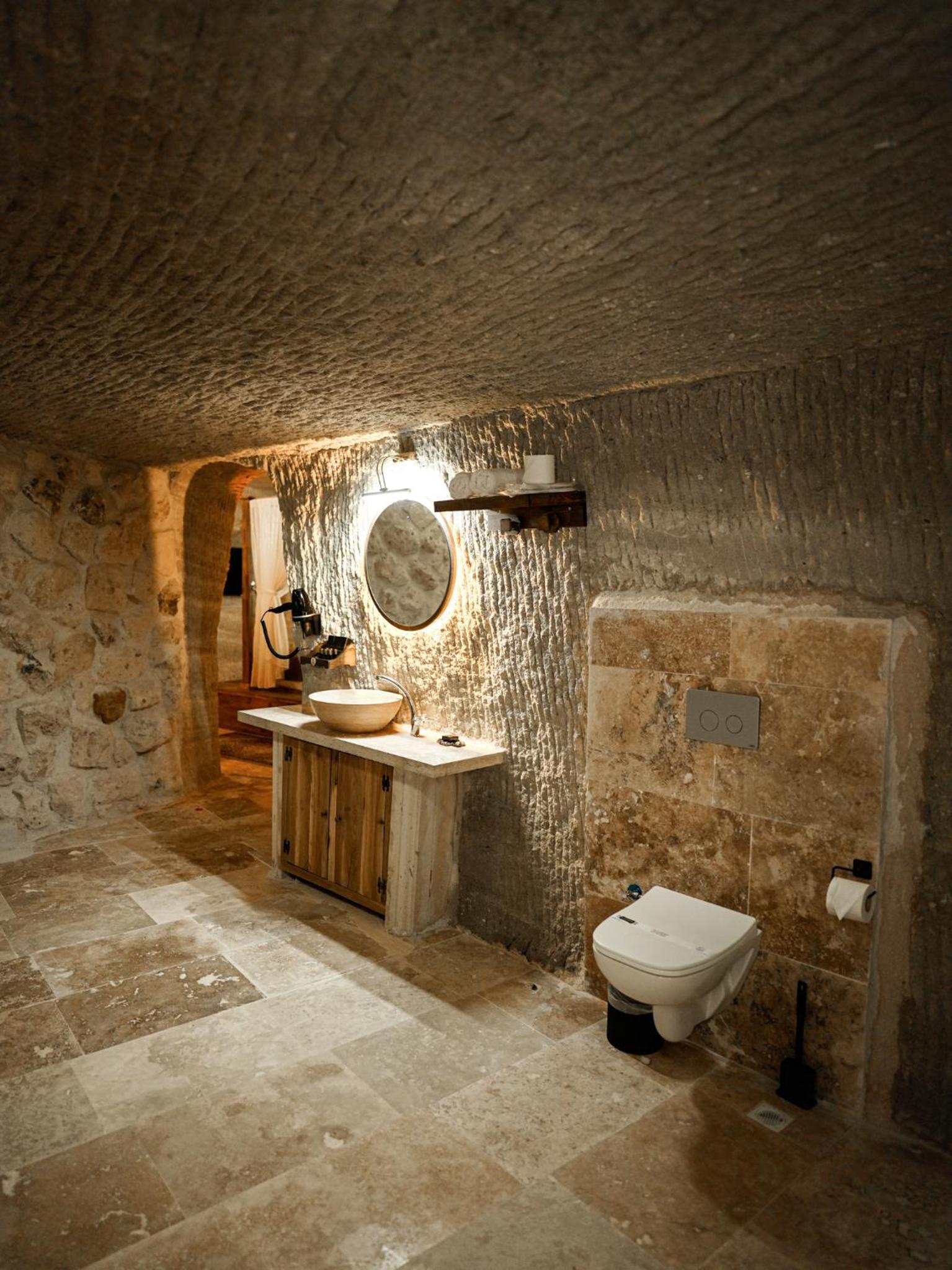King Suite with Spa Bath - Photo 5