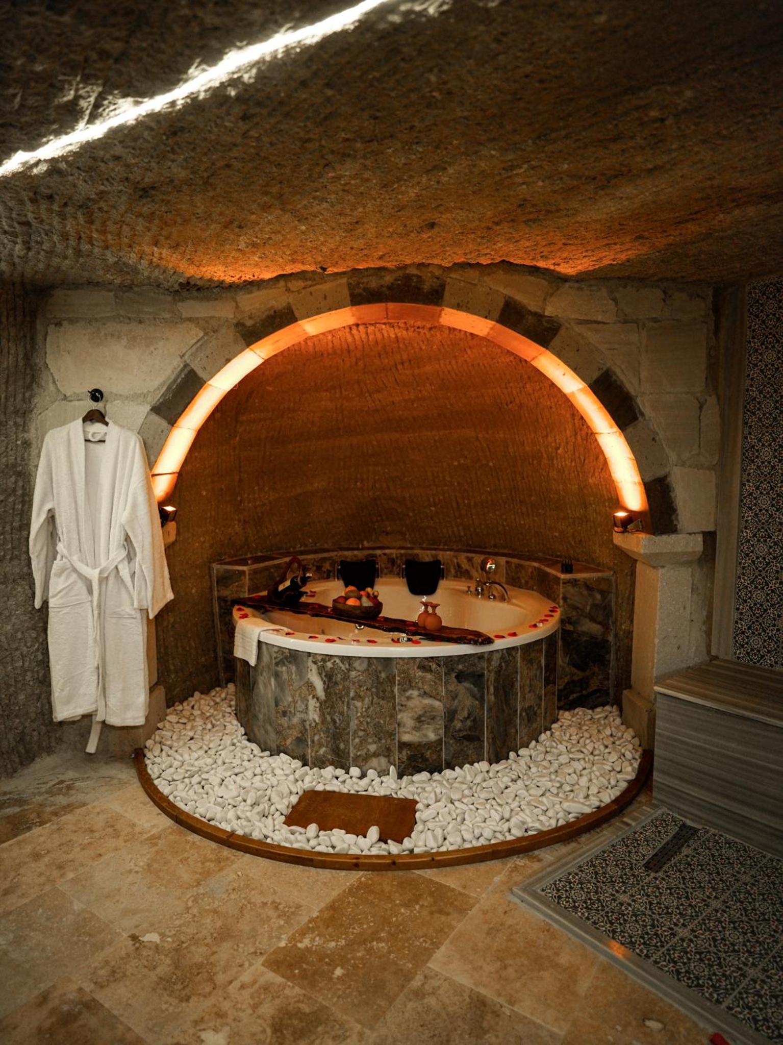 King Suite with Spa Bath - Photo 4