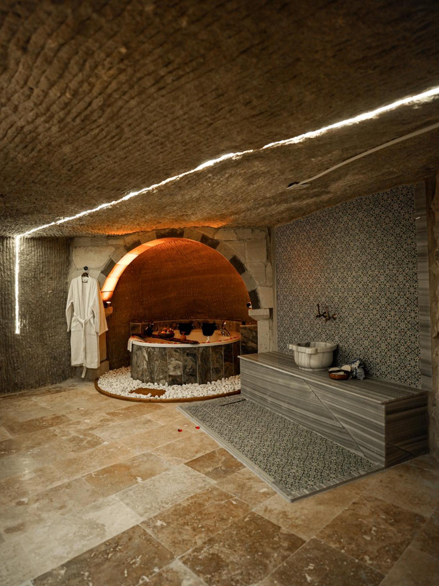 King Suite with Spa Bath - Photo 3