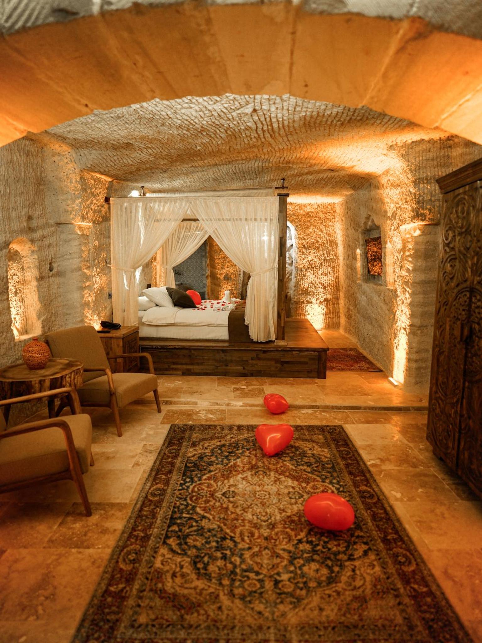 King Suite with Spa Bath - Photo 2