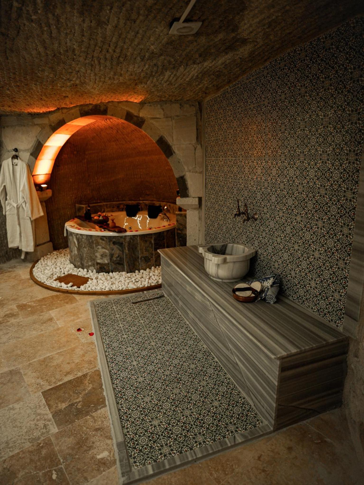 King Suite with Spa Bath - Photo 6