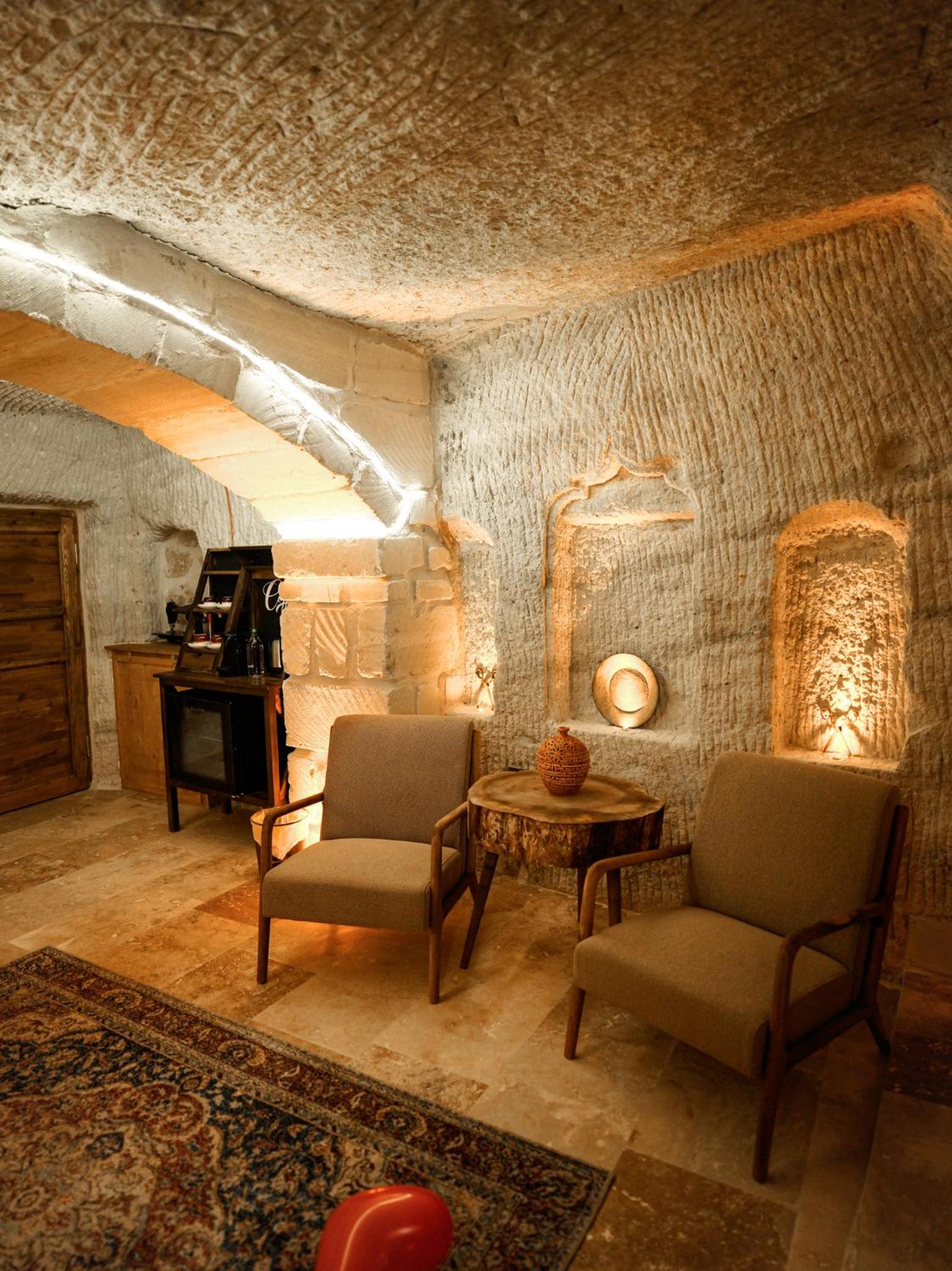 King Suite with Spa Bath - Photo 9