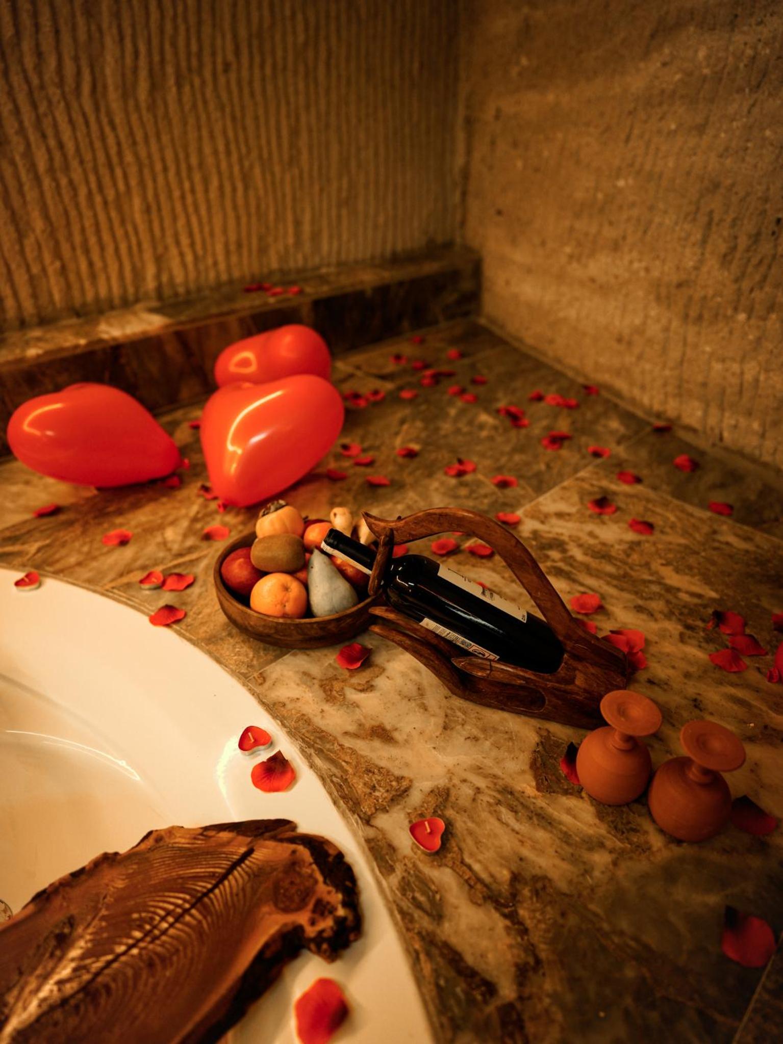 Queen Suite with Spa Bath - Photo 10