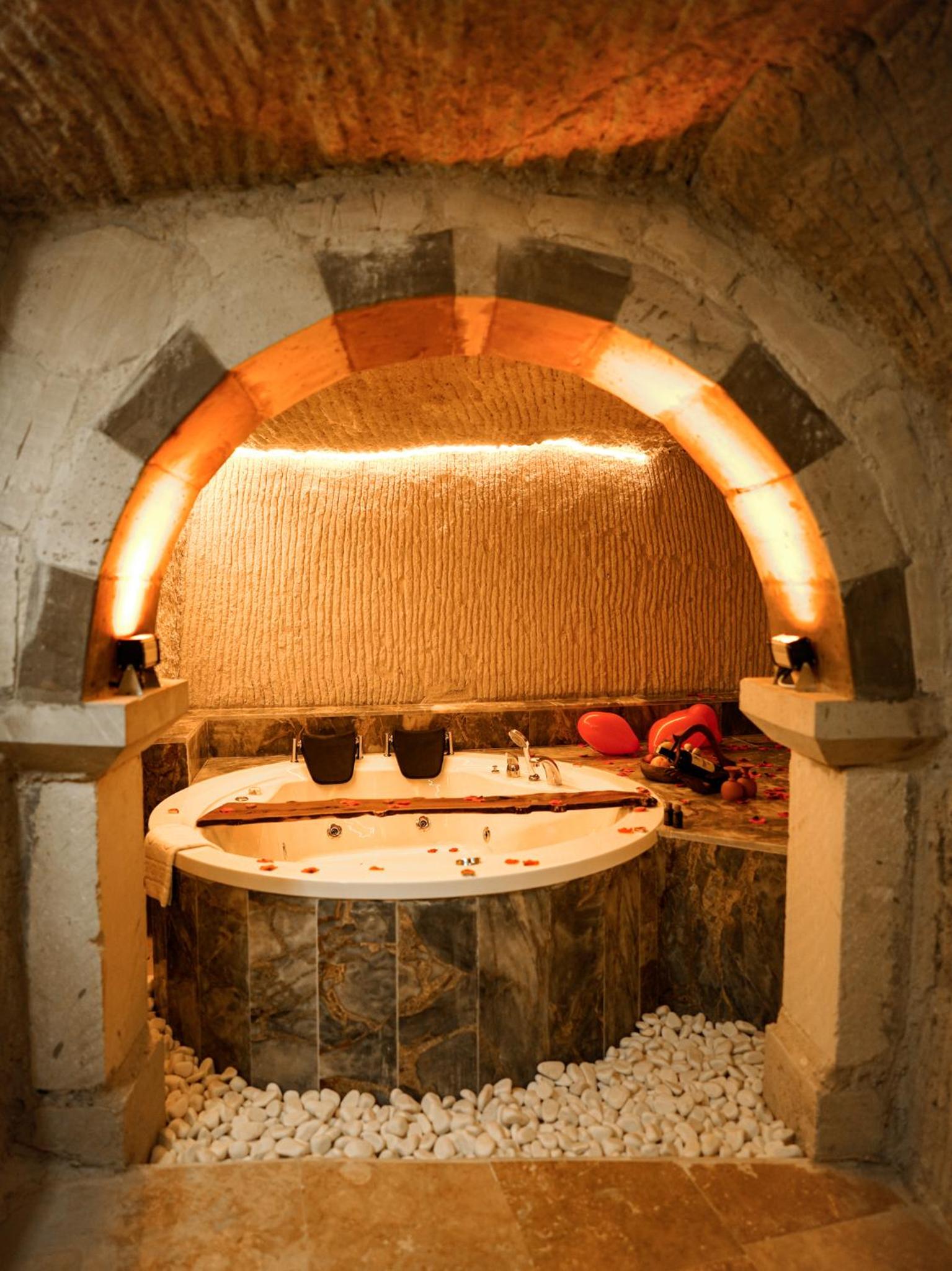 Queen Suite with Spa Bath - Photo 7