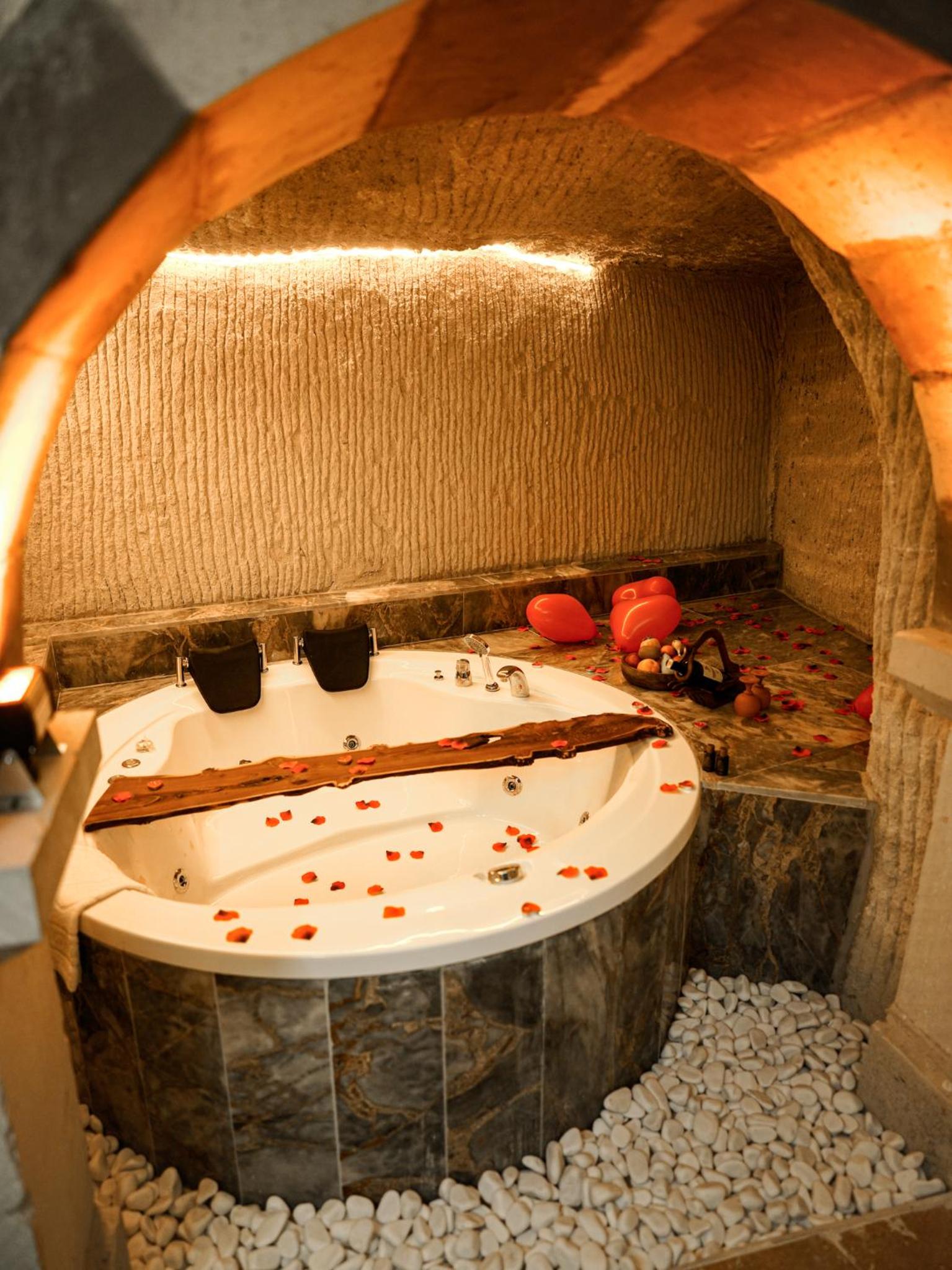 Queen Suite with Spa Bath - Photo 9