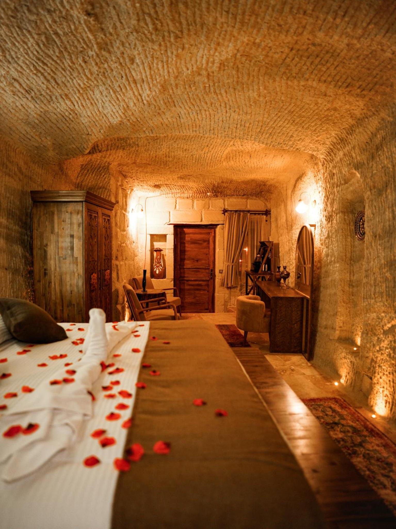 Queen Suite with Spa Bath - Photo 3