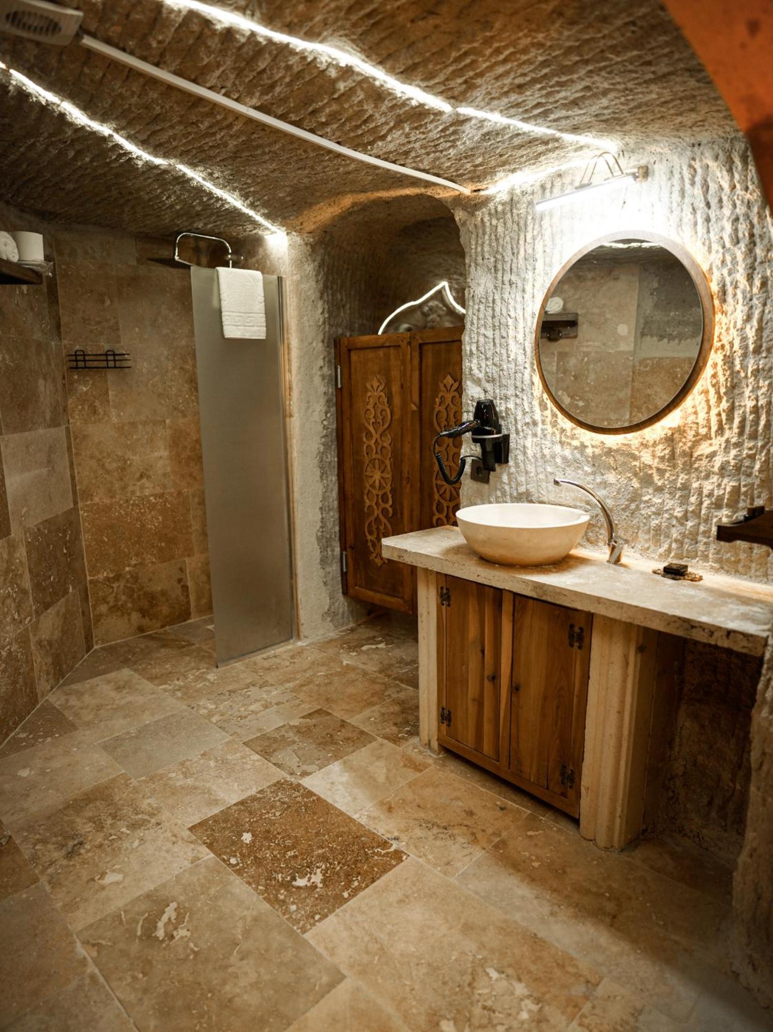 Queen Suite with Spa Bath - Photo 11