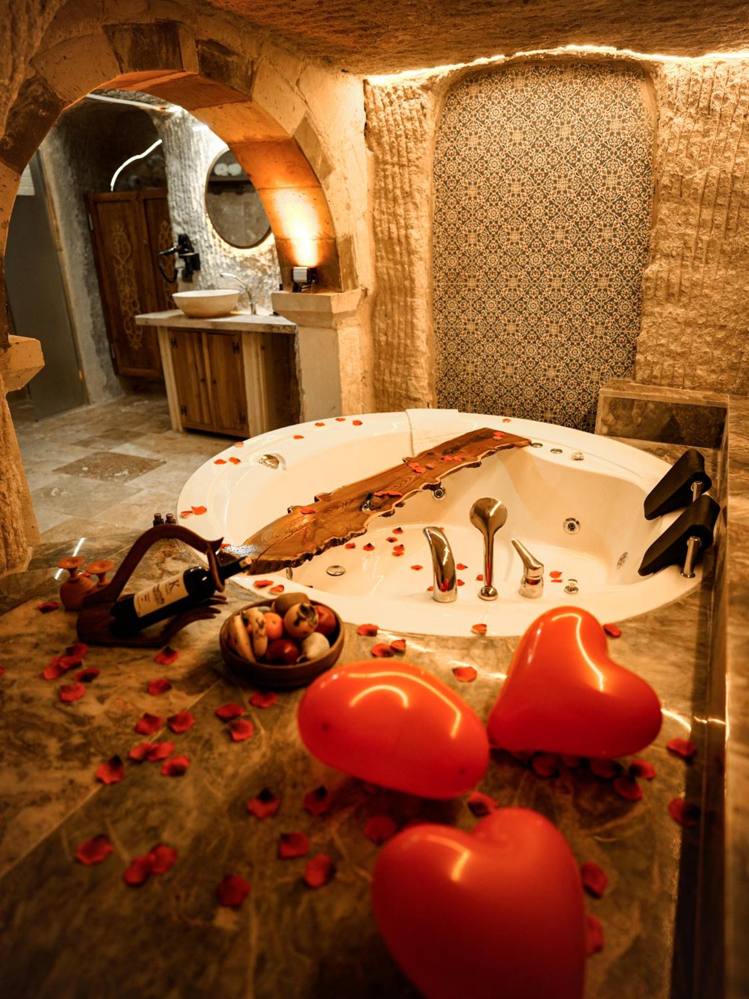 Queen Suite with Spa Bath - Photo 6