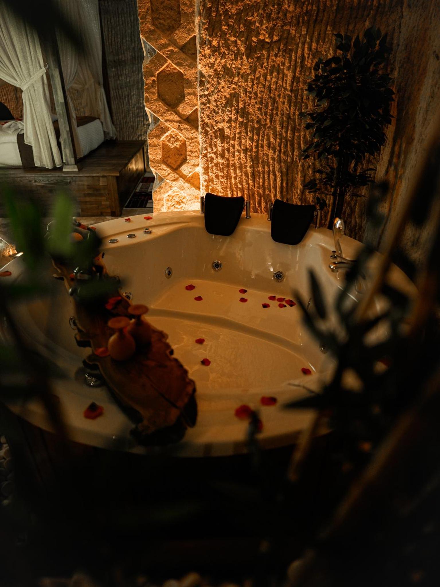 Suite with Spa Bath - Photo 21