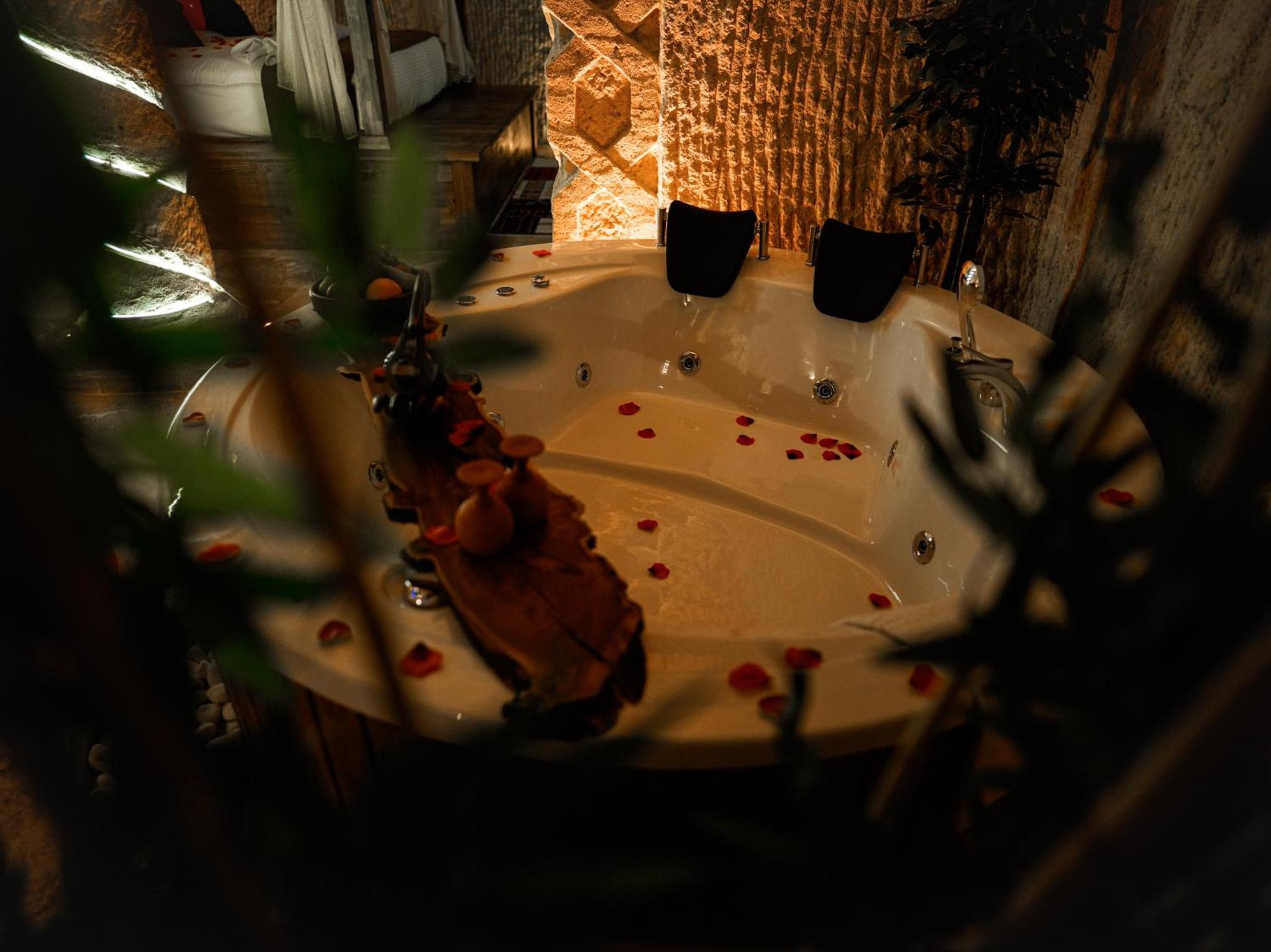 Suite with Spa Bath - Photo 30
