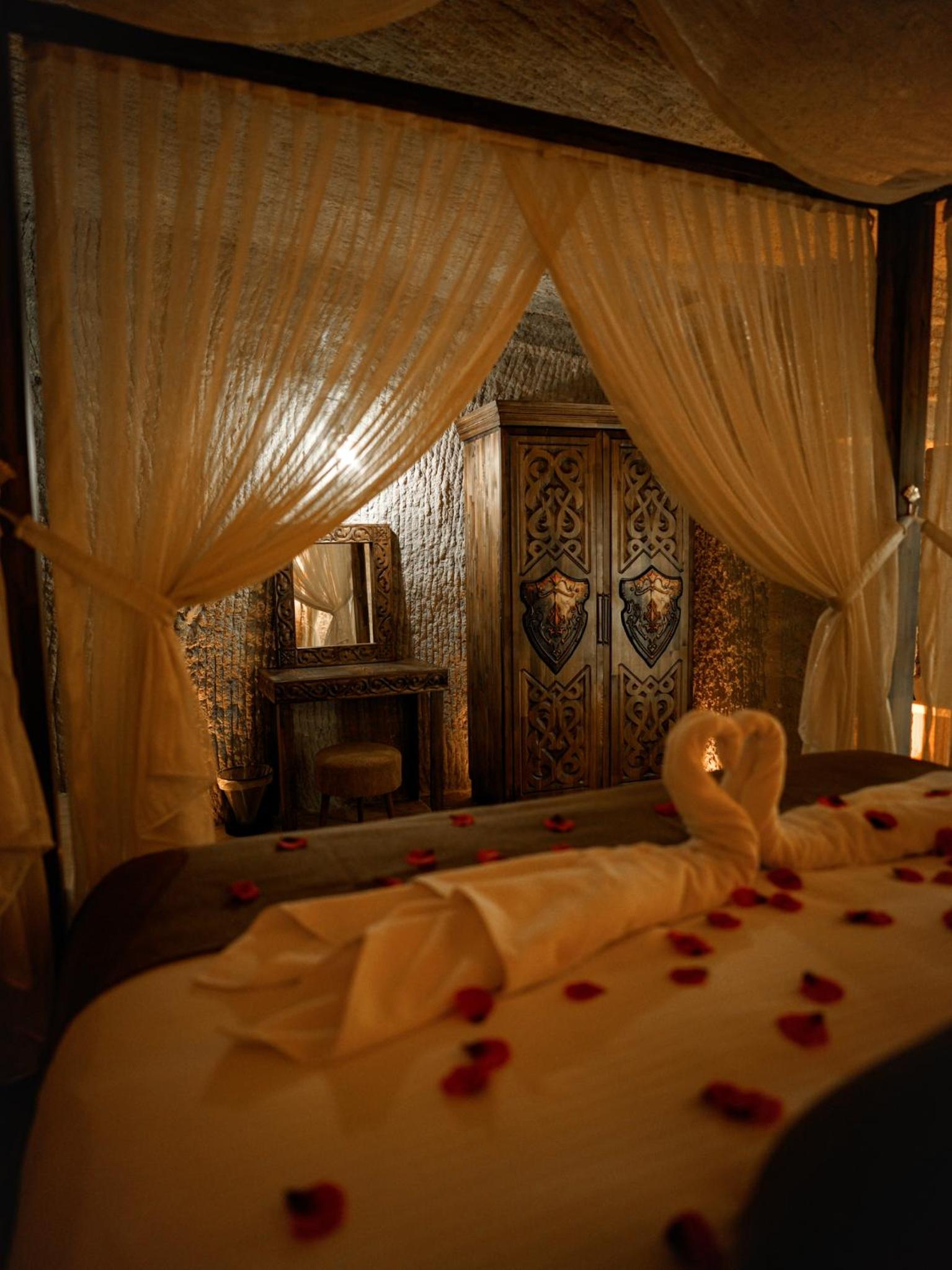 Suite with Spa Bath - Photo 7