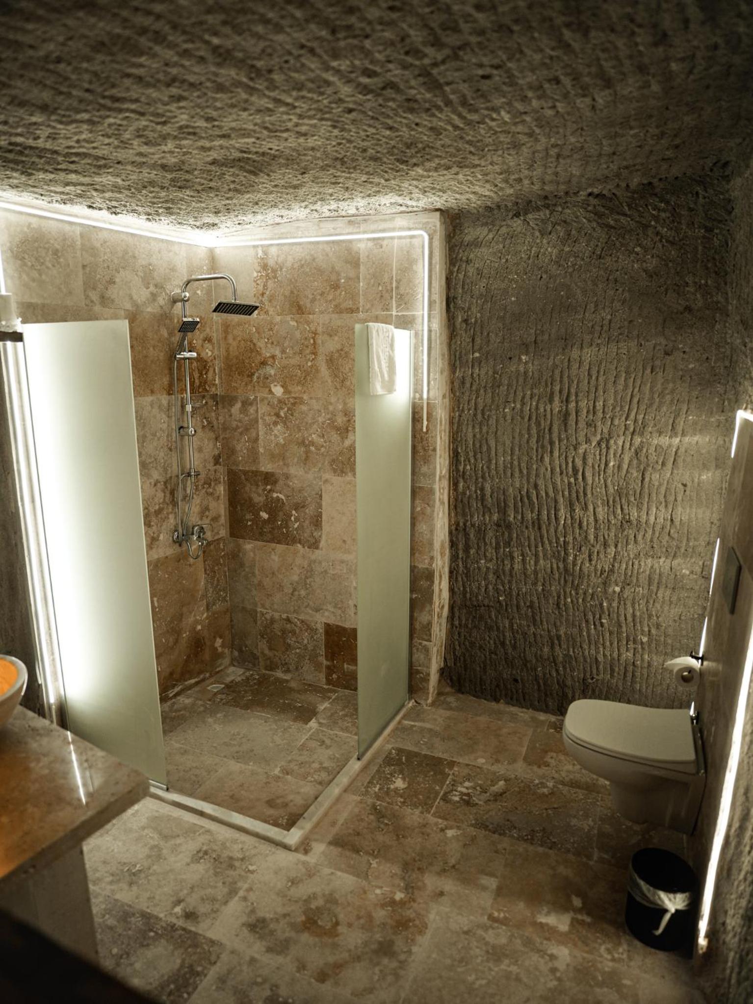 Suite with Spa Bath - Photo 26