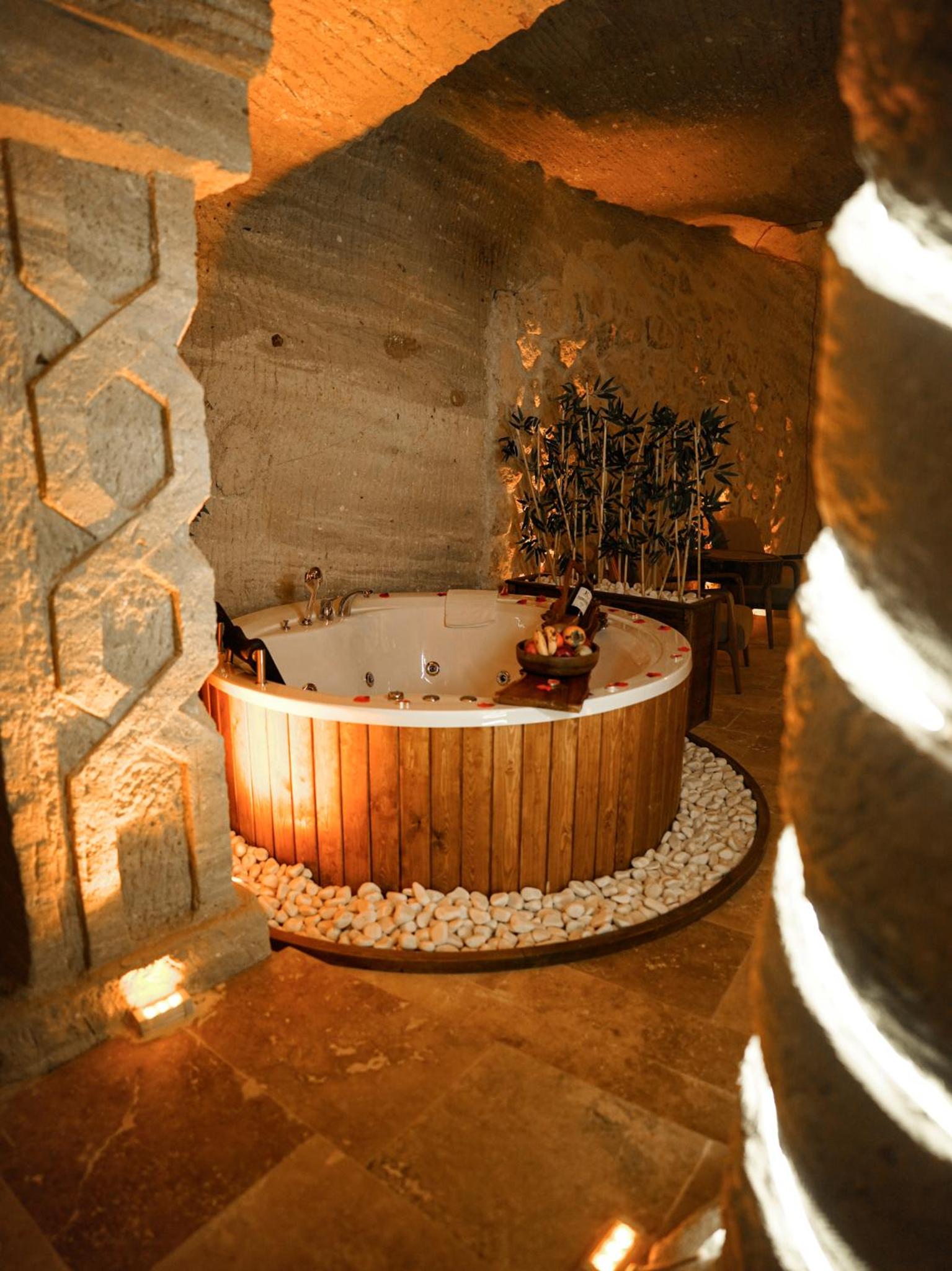 Suite with Spa Bath - Photo 6