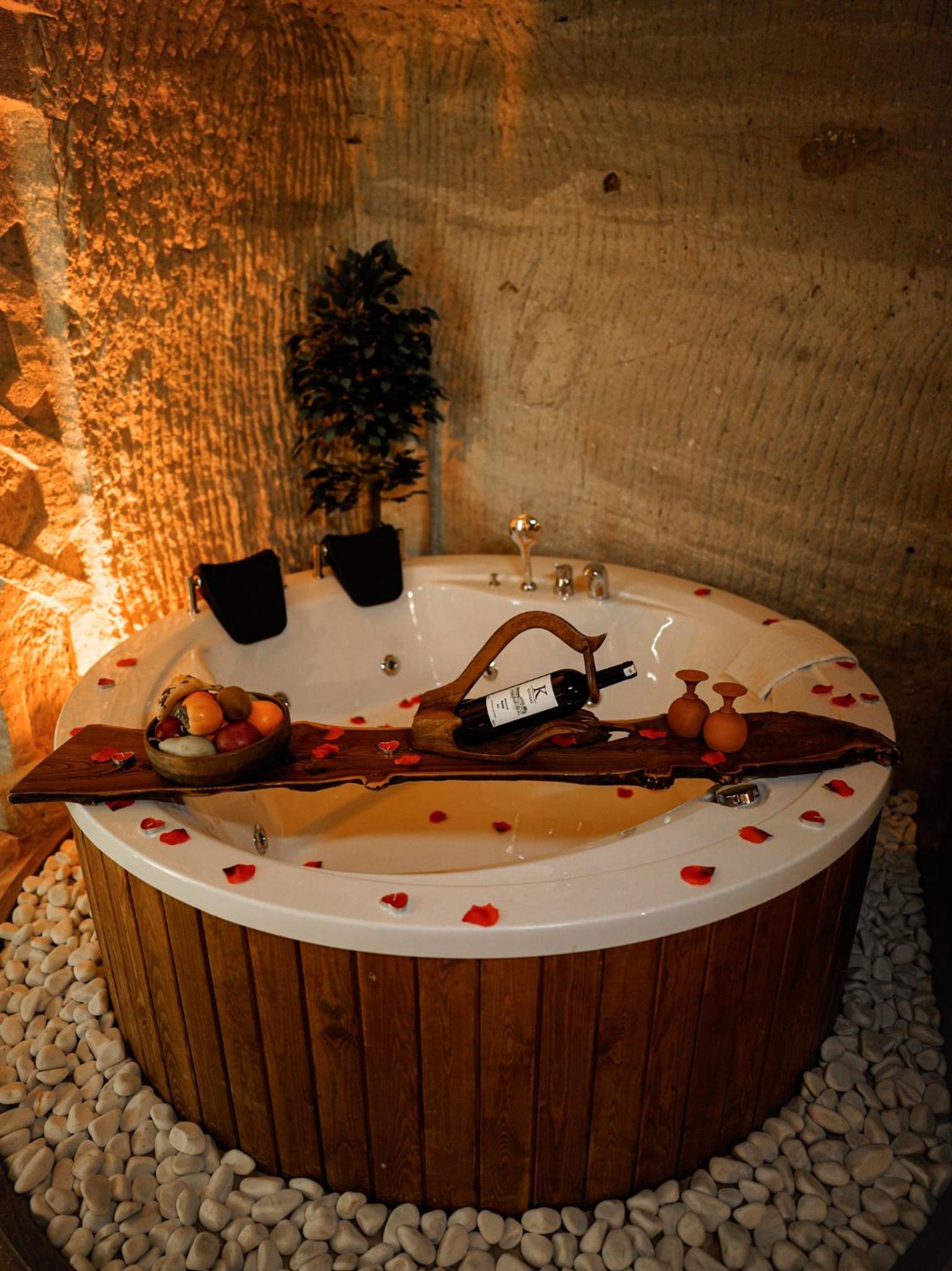 Suite with Spa Bath - Photo 22