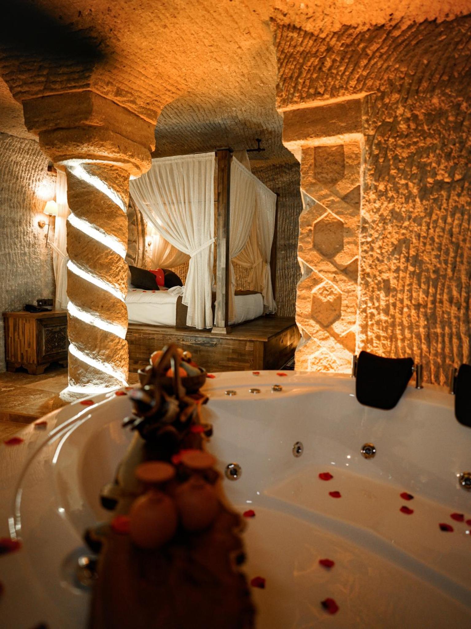 Suite with Spa Bath - Photo 11