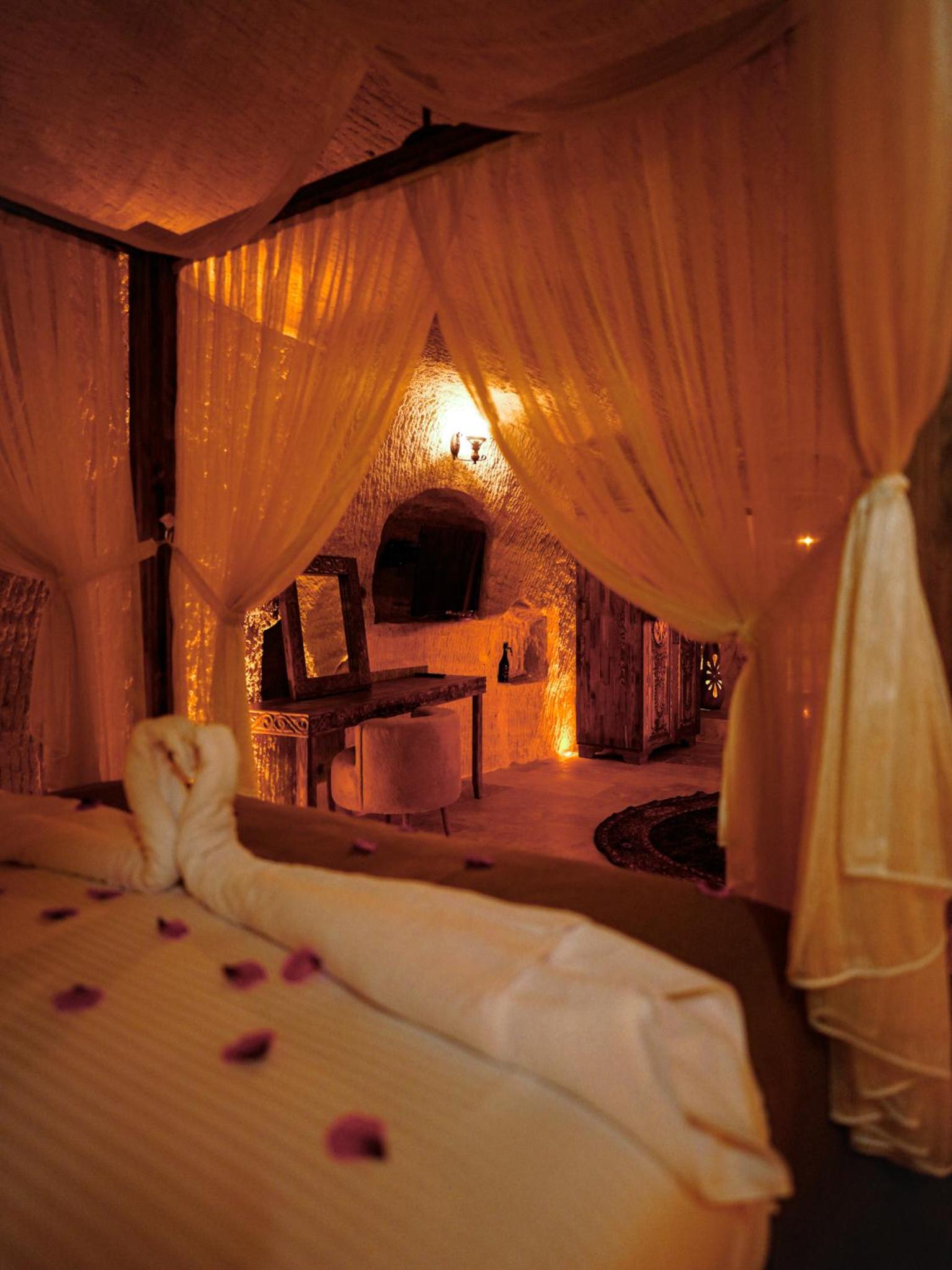 Suite with Spa Bath - Photo 15