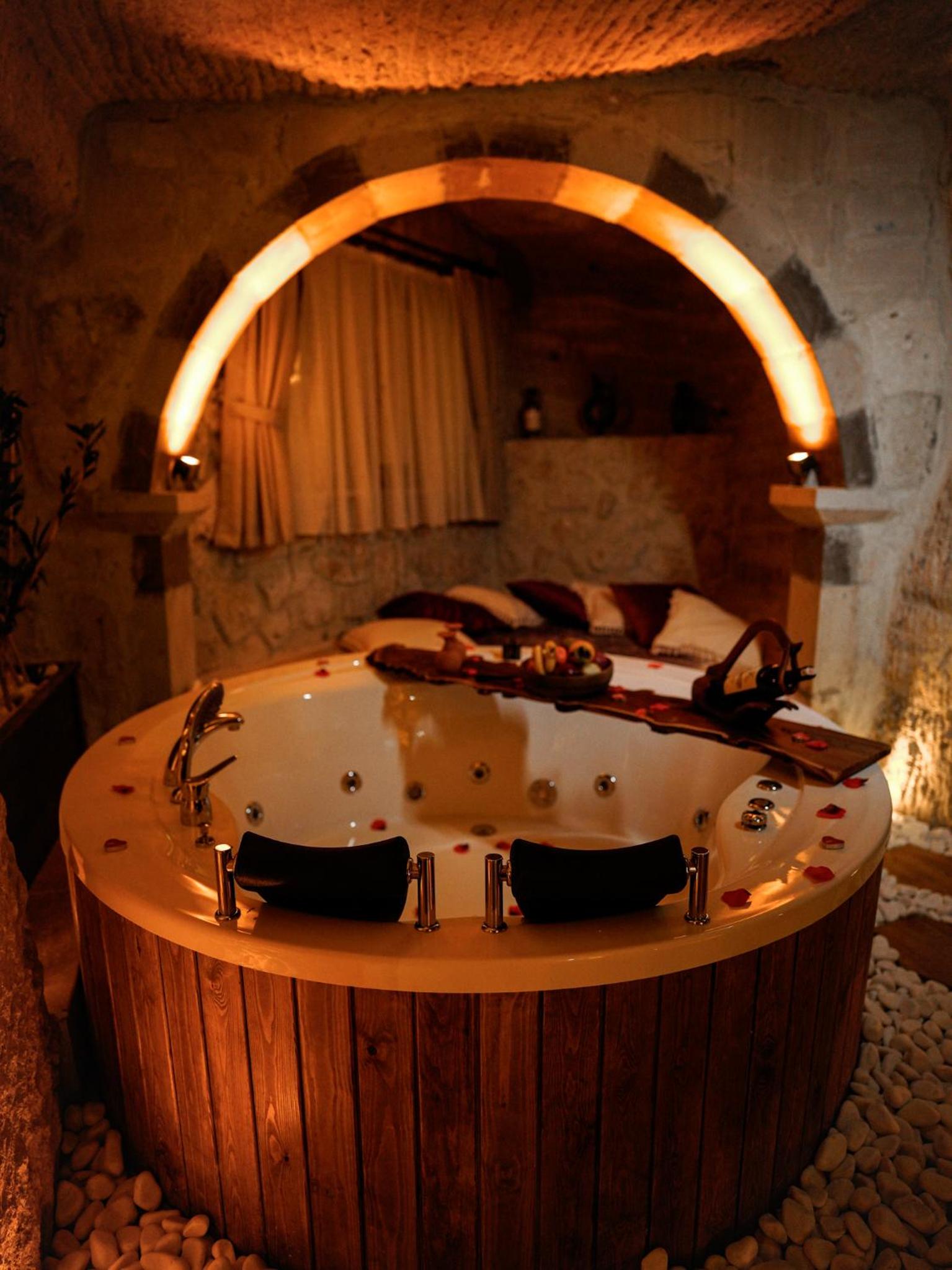 Suite with Spa Bath - Photo 3