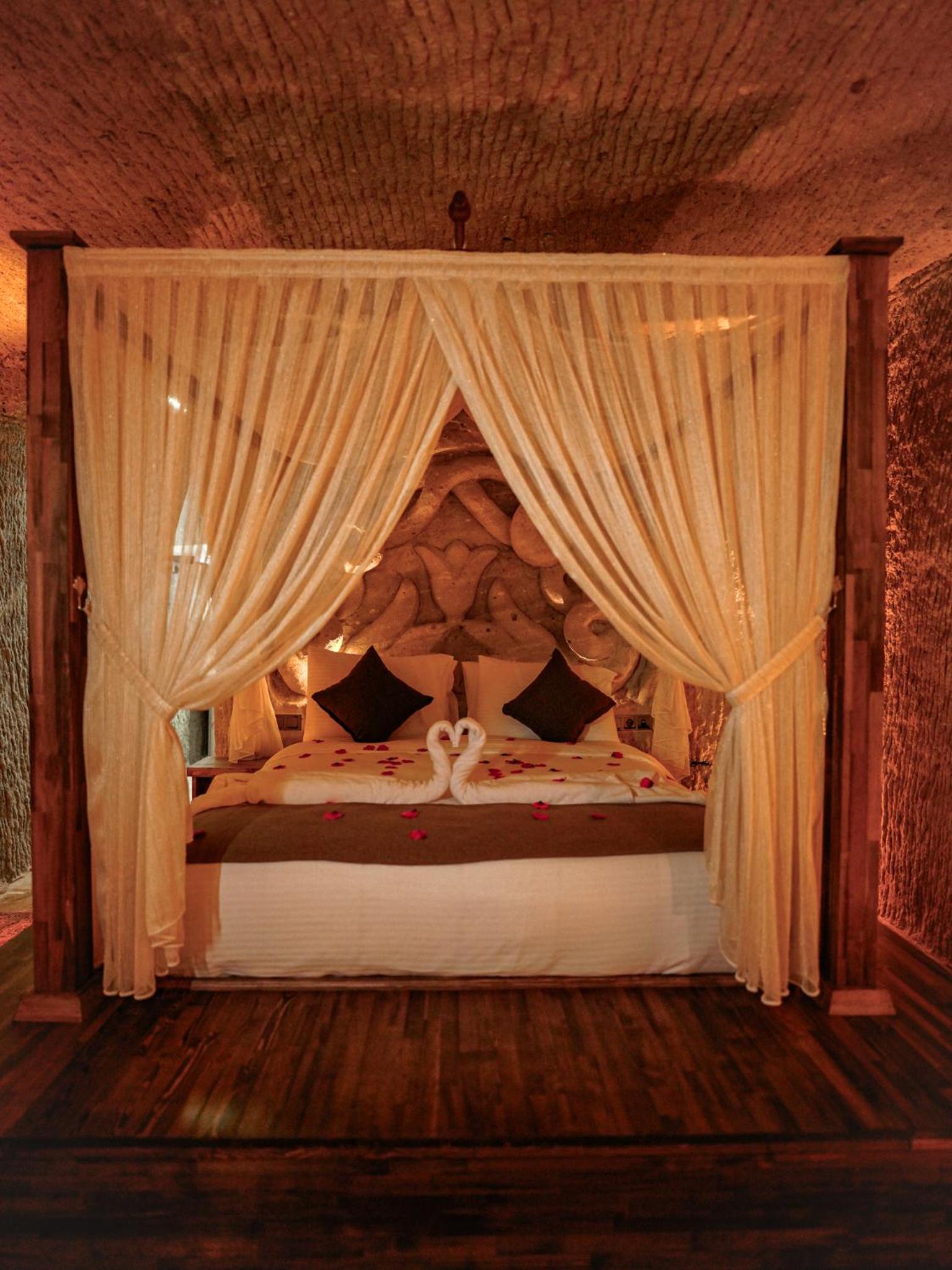 Suite with Spa Bath - Photo 18