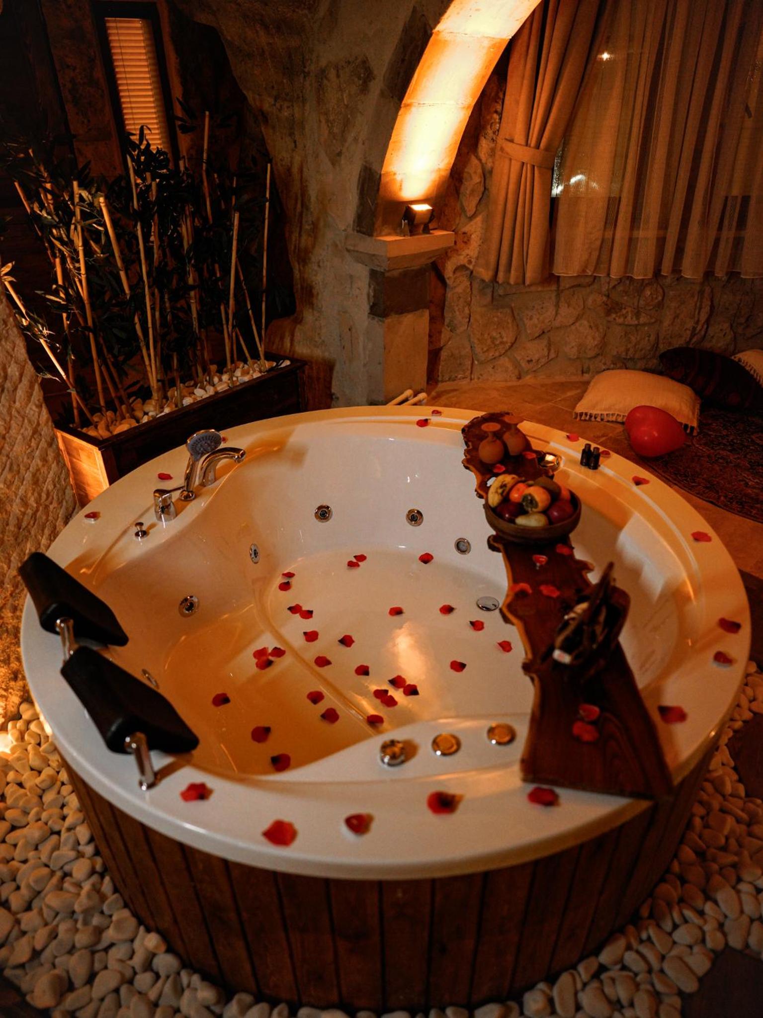 Suite with Spa Bath - Photo 14