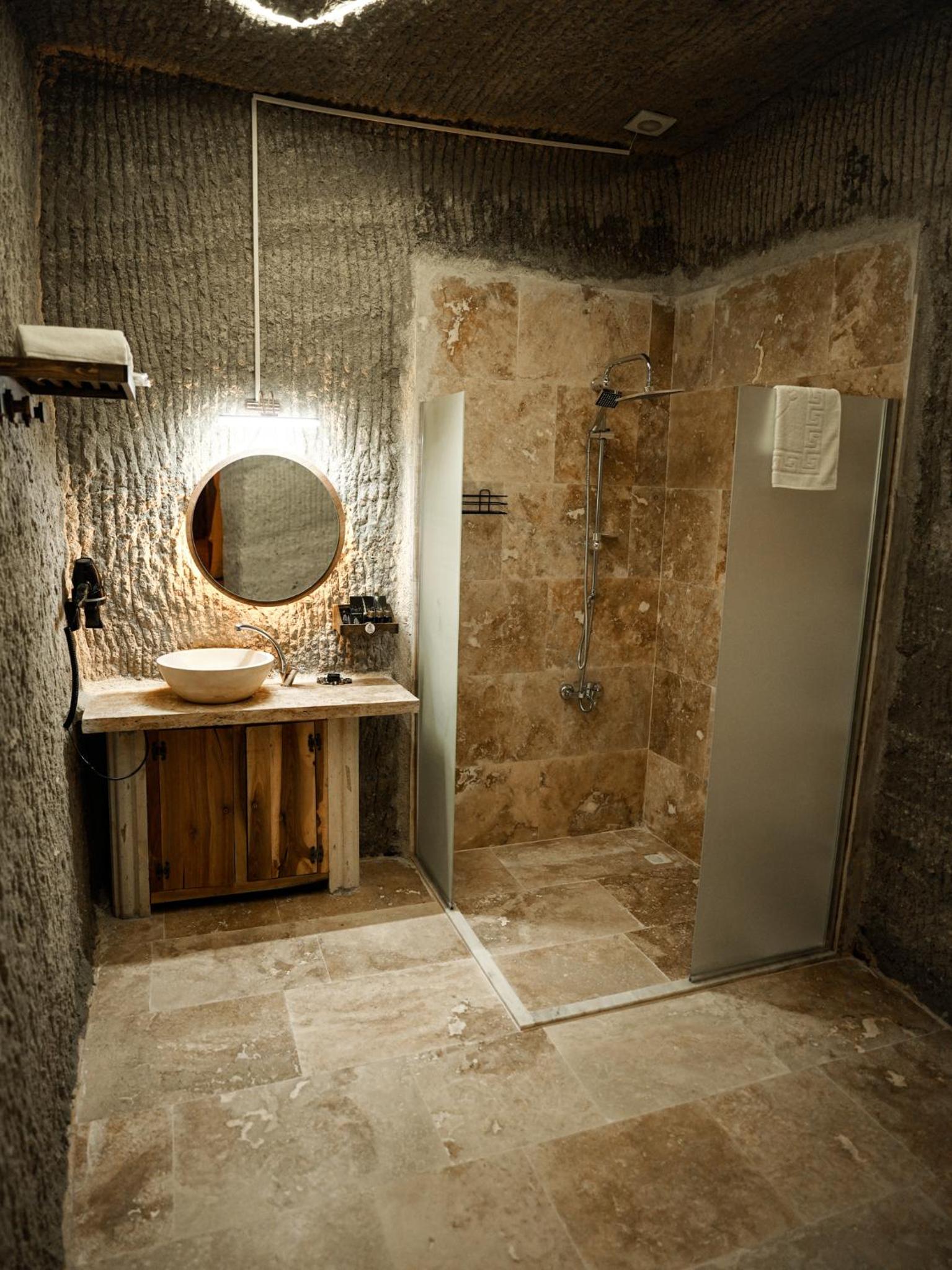 Suite with Spa Bath - Photo 13