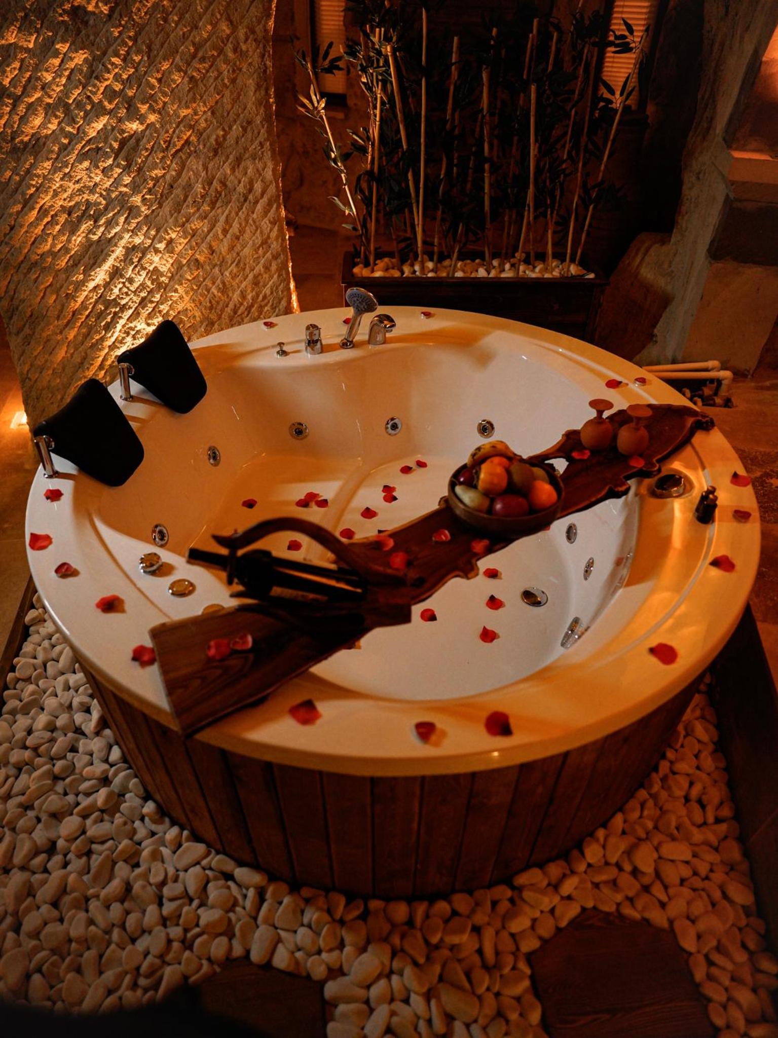 Suite with Spa Bath - Photo 2