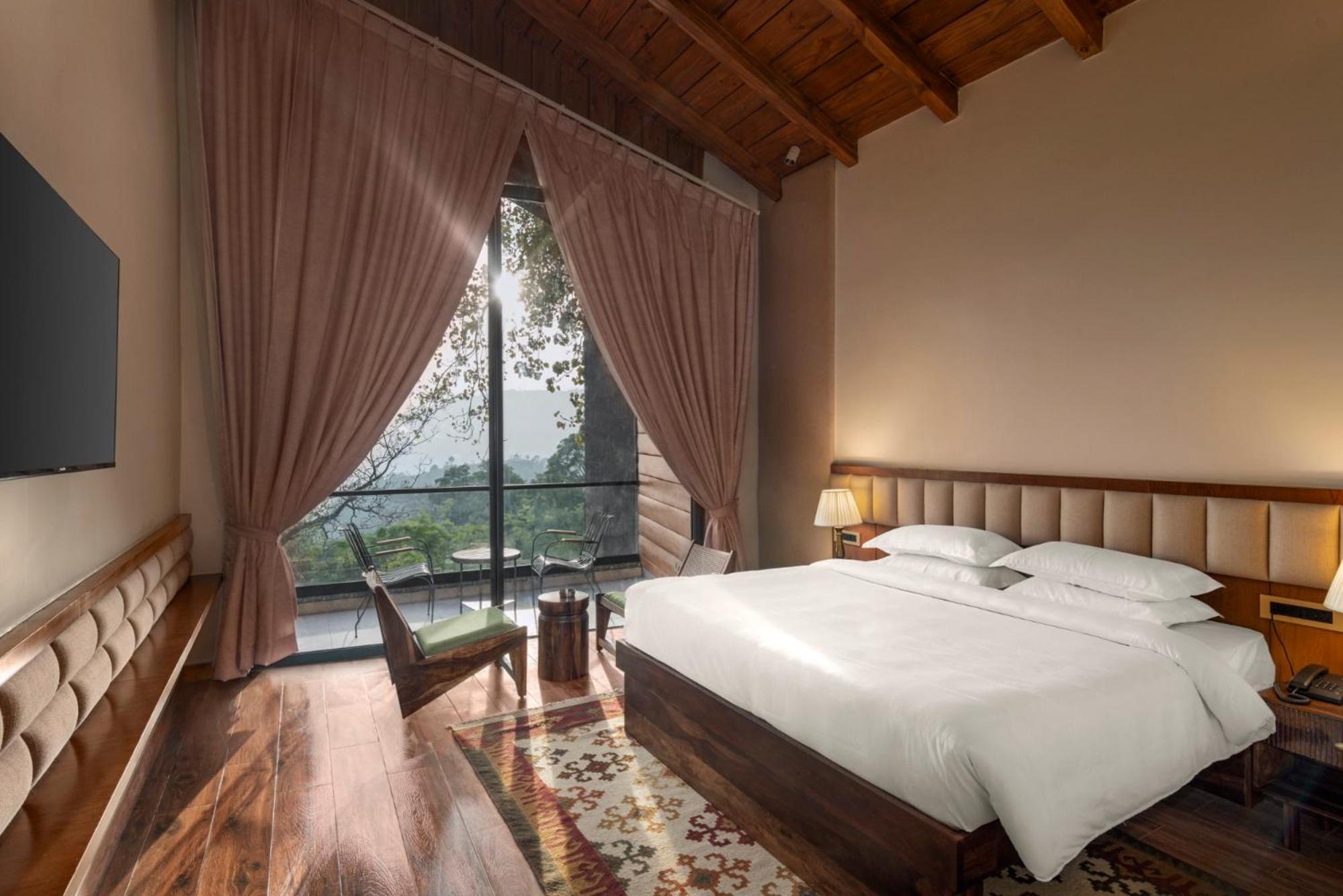 Deluxe Double Room (2 Adults + 1 Child) photo 1