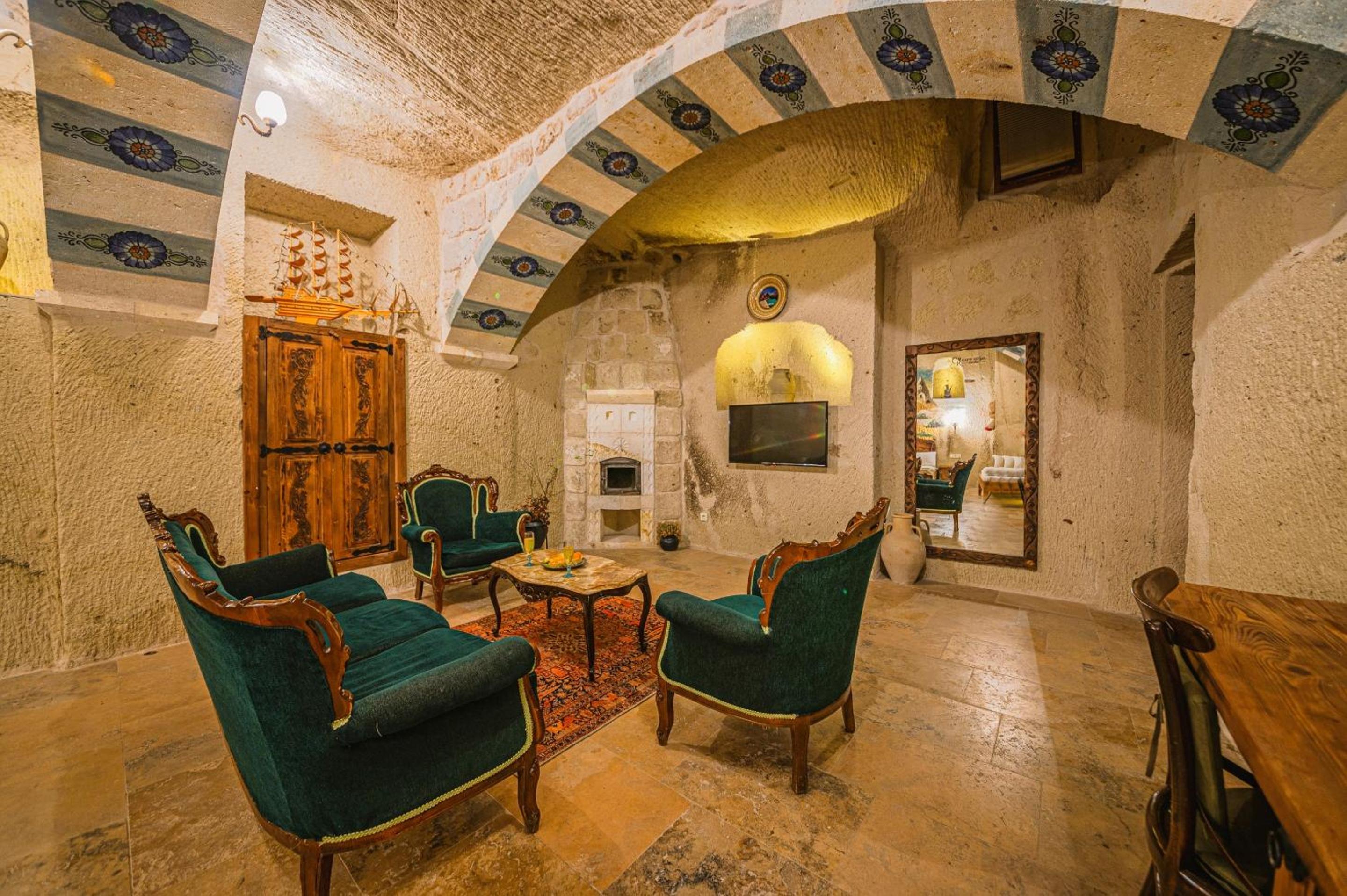 Superior King Suite - Photo 6