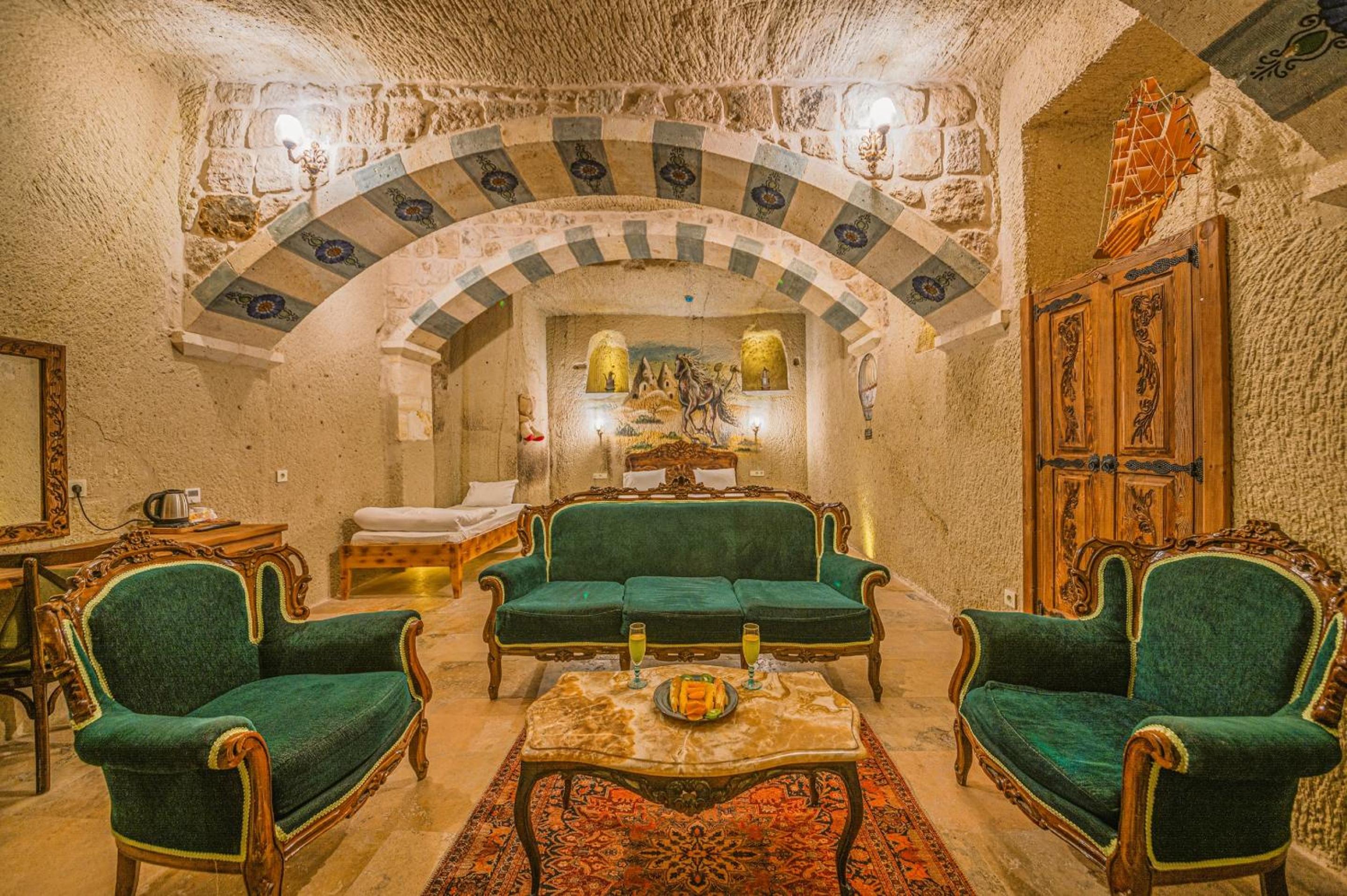 Superior King Suite - Photo 11