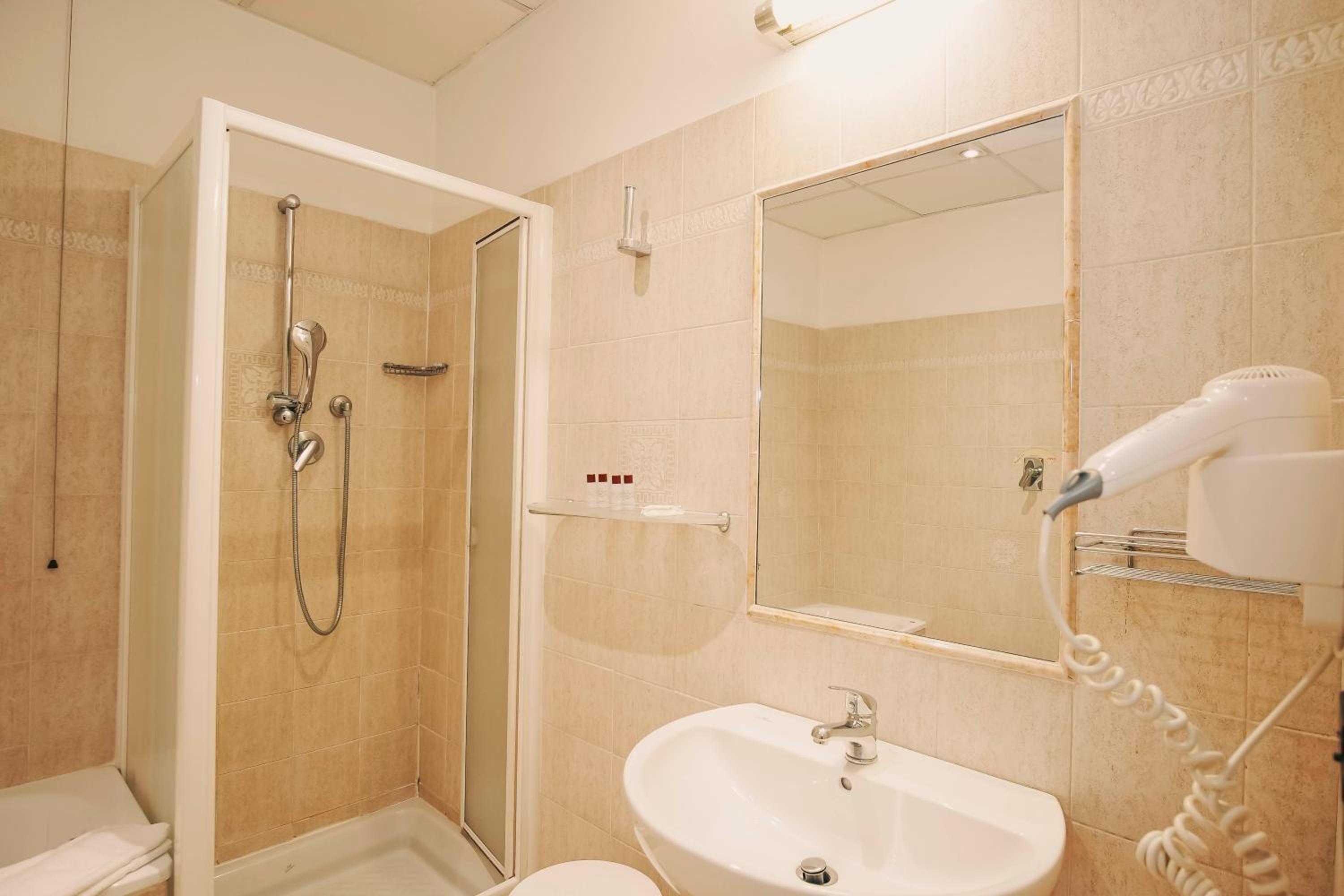 Quadruple Room thumbnail 6