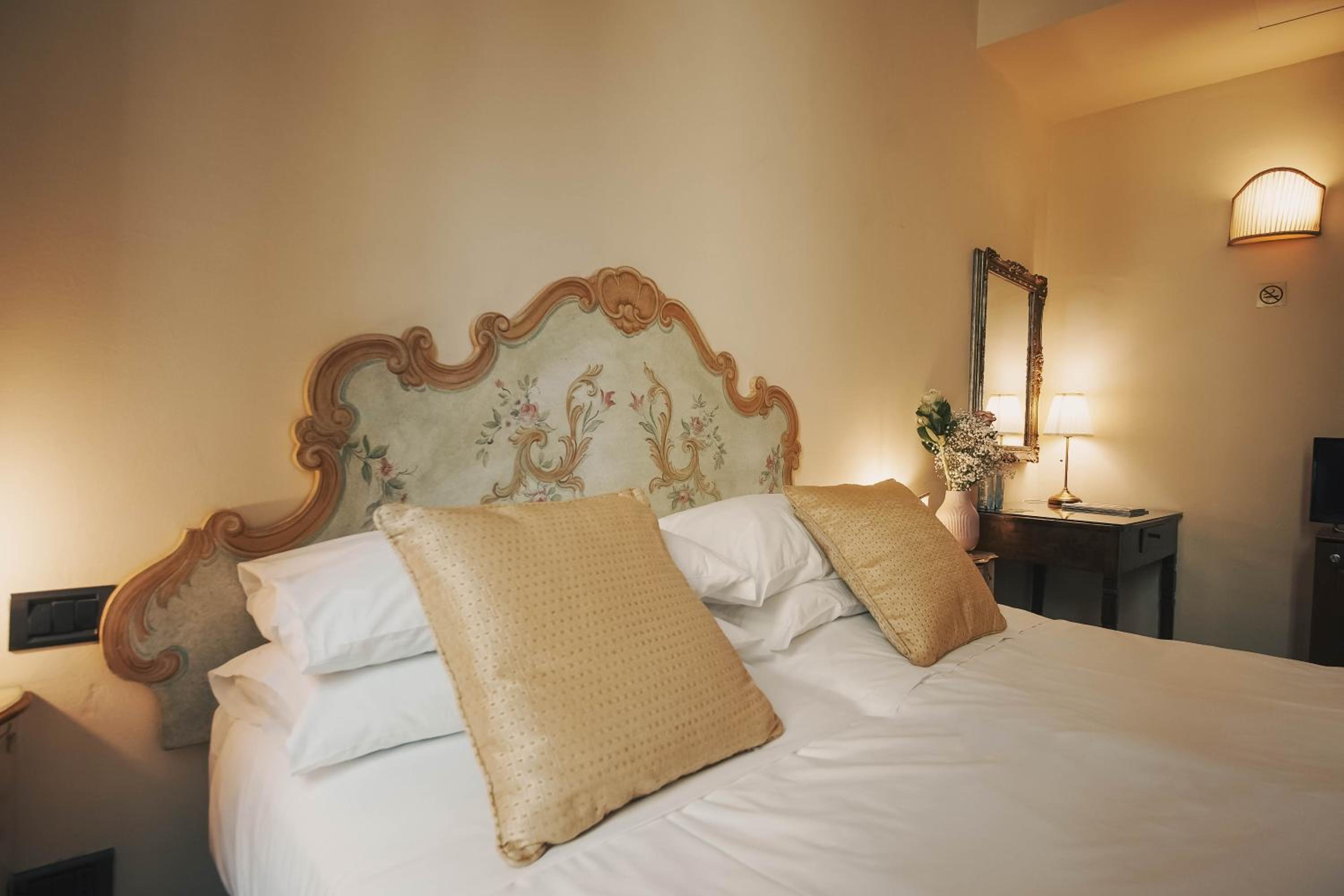 Standard Double or Twin Room - Photo 10