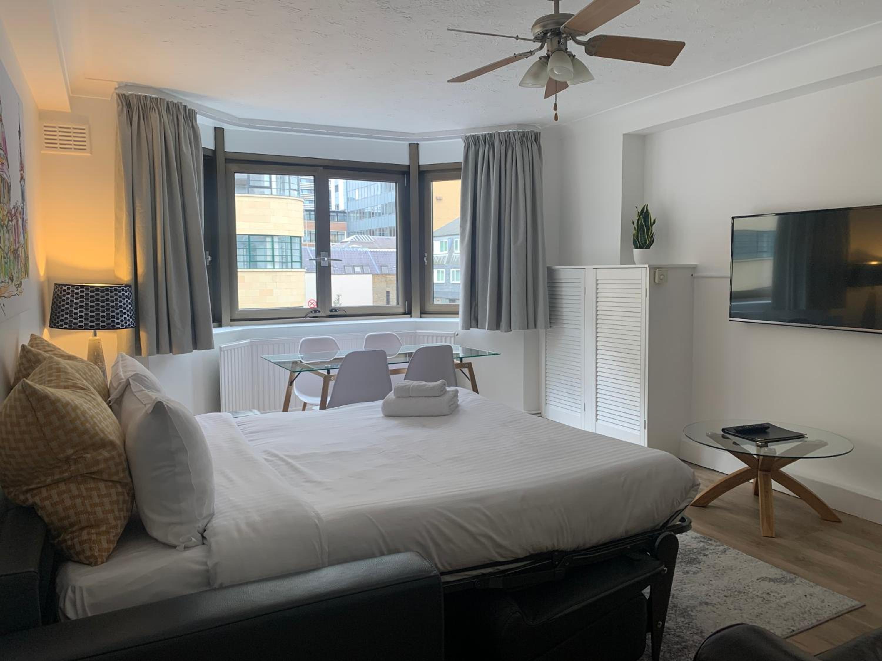 One-Bedroom Apartment photo 1