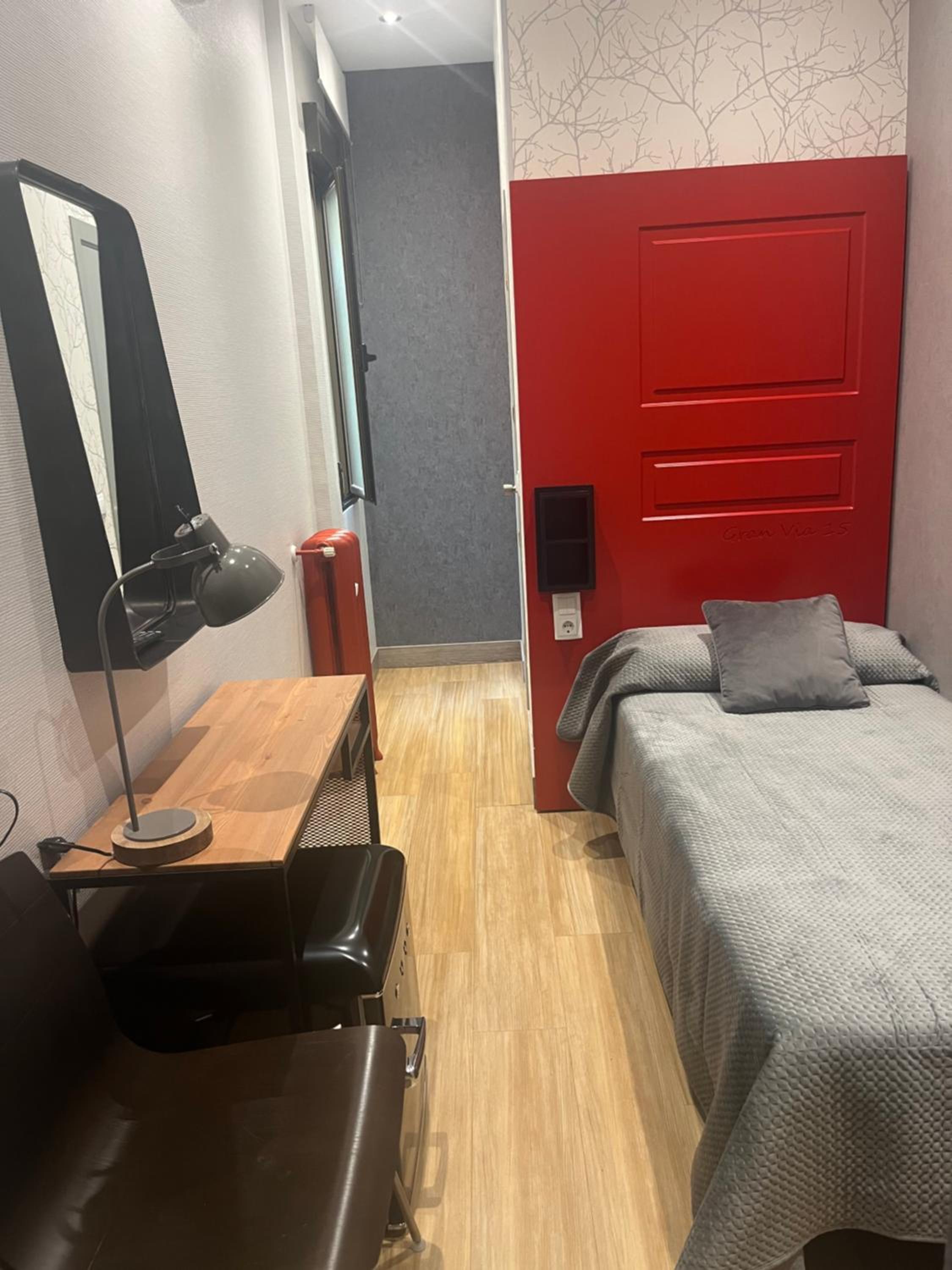 Single Room with Private Bathroom photo 2