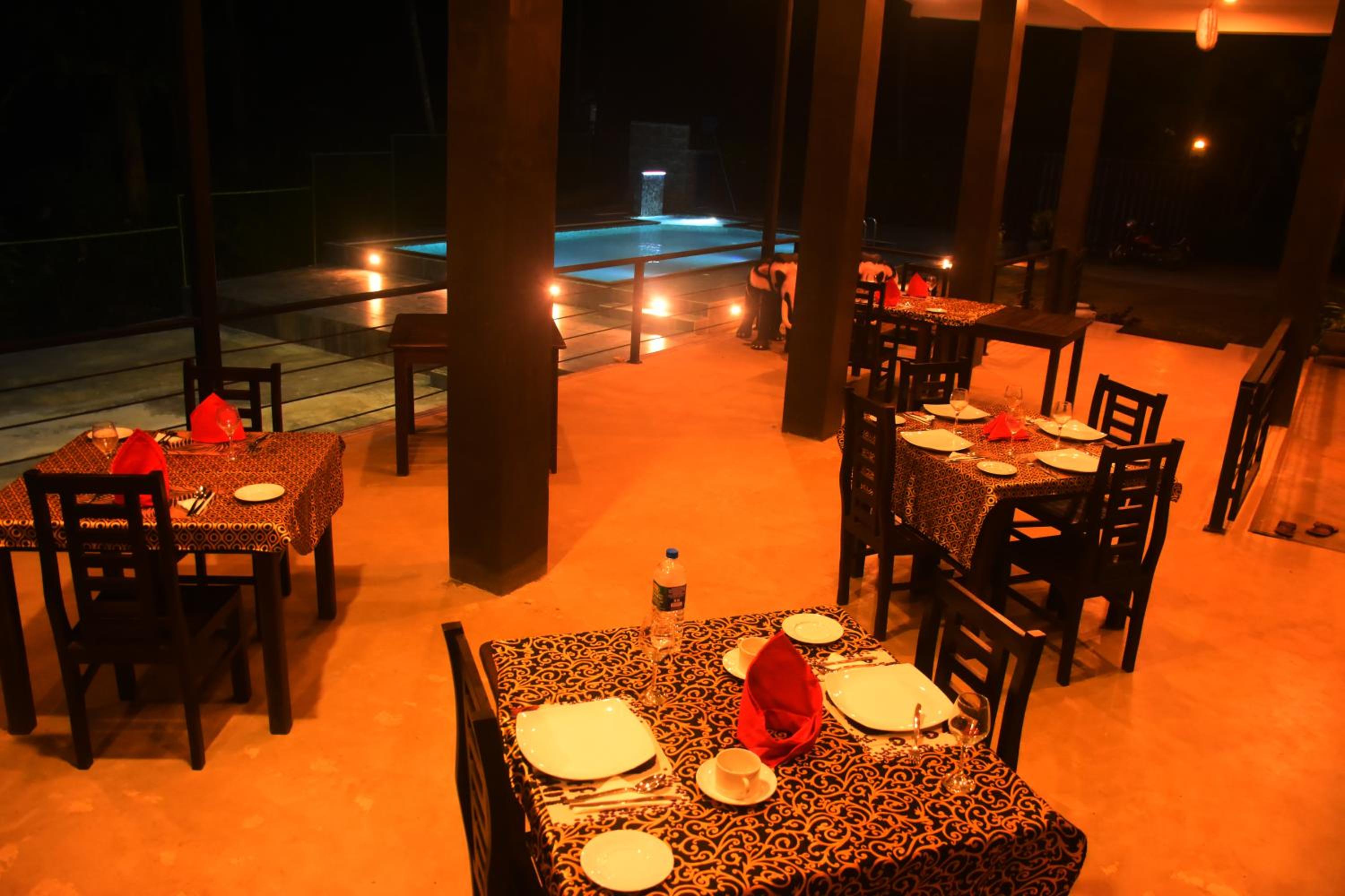 Deluxe Double Room with Balcony photo 3