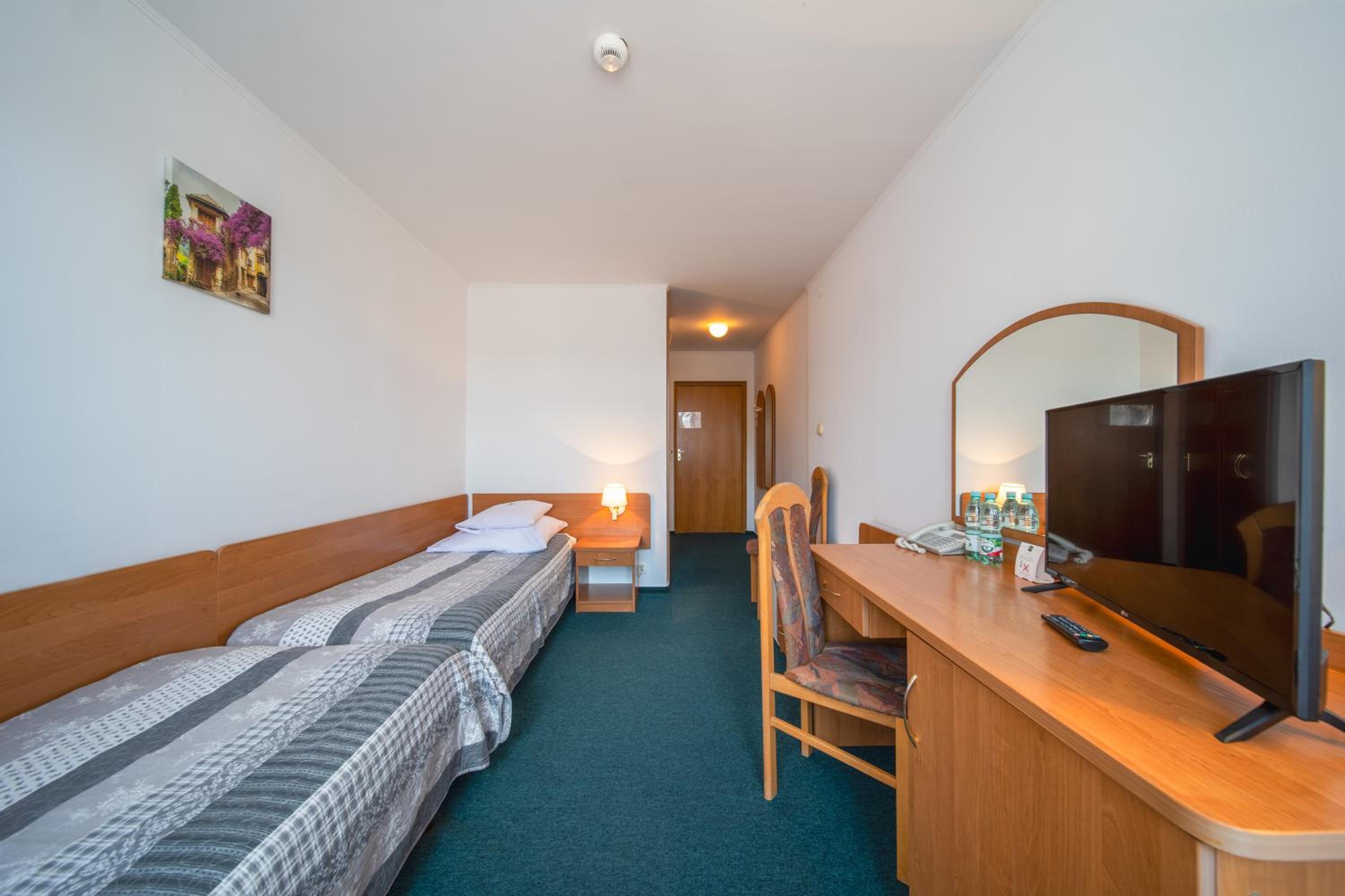 Standard Twin Room - Photo 3