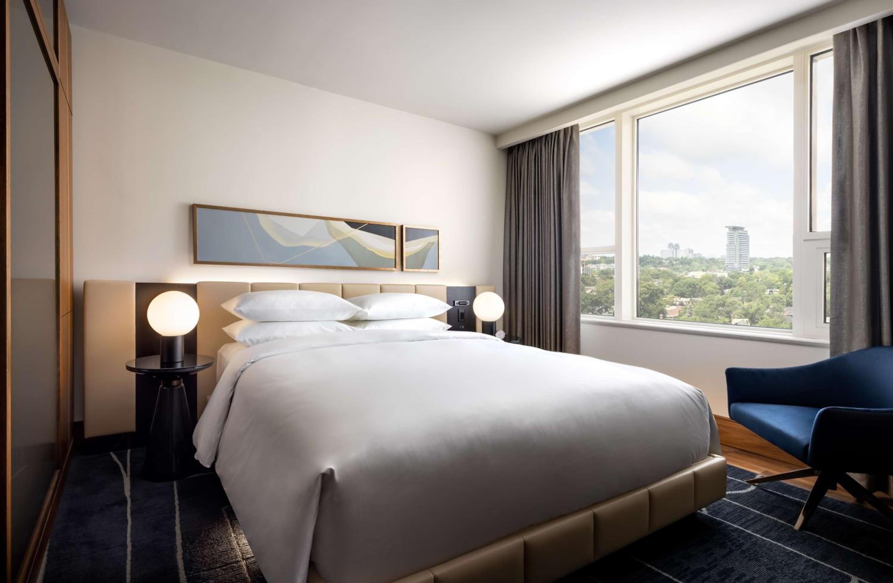 One-Bedroom Deluxe Corner Suite - High Floor - Photo 12