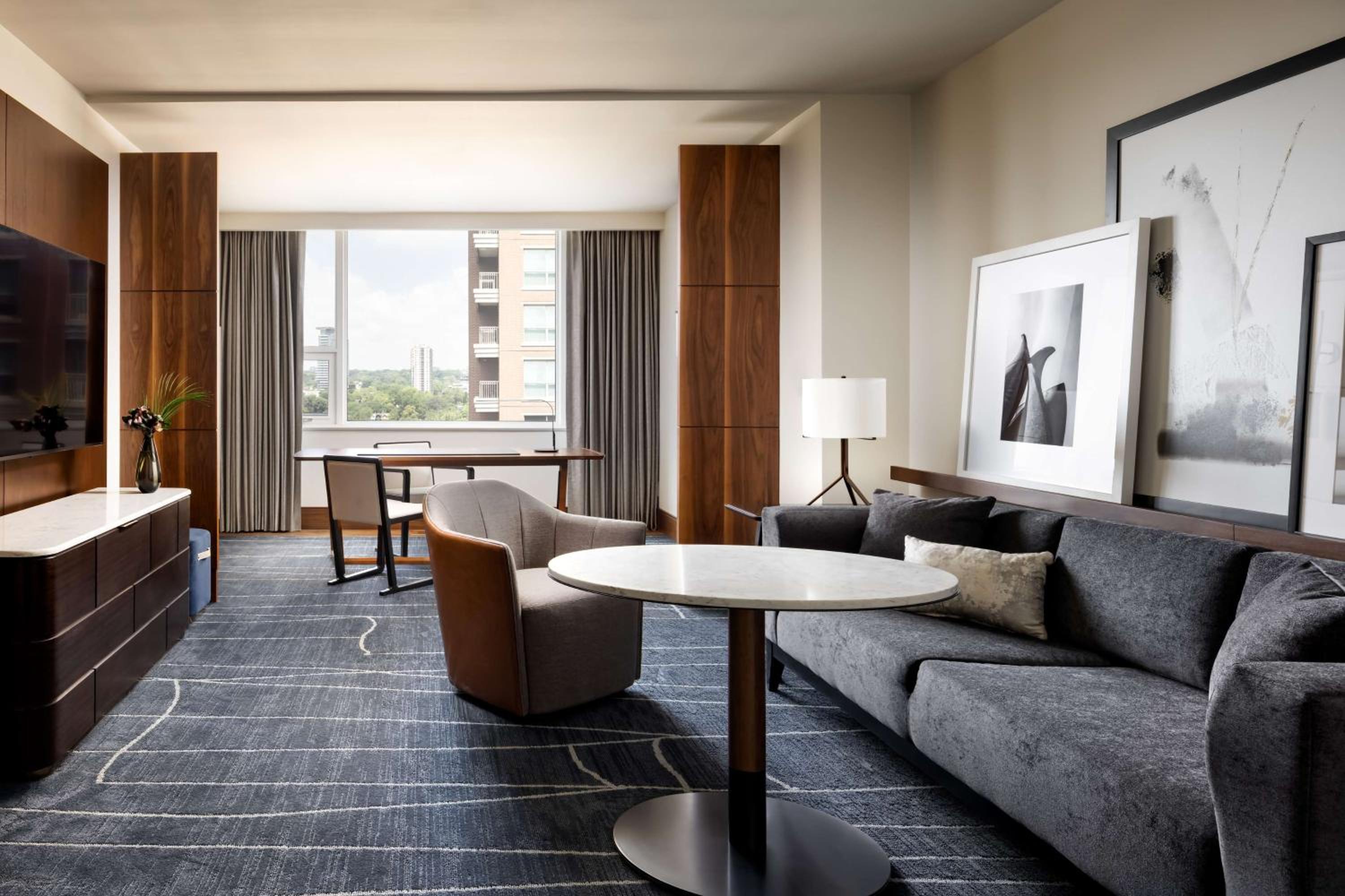 One-Bedroom Deluxe Corner Suite - High Floor - Photo 11